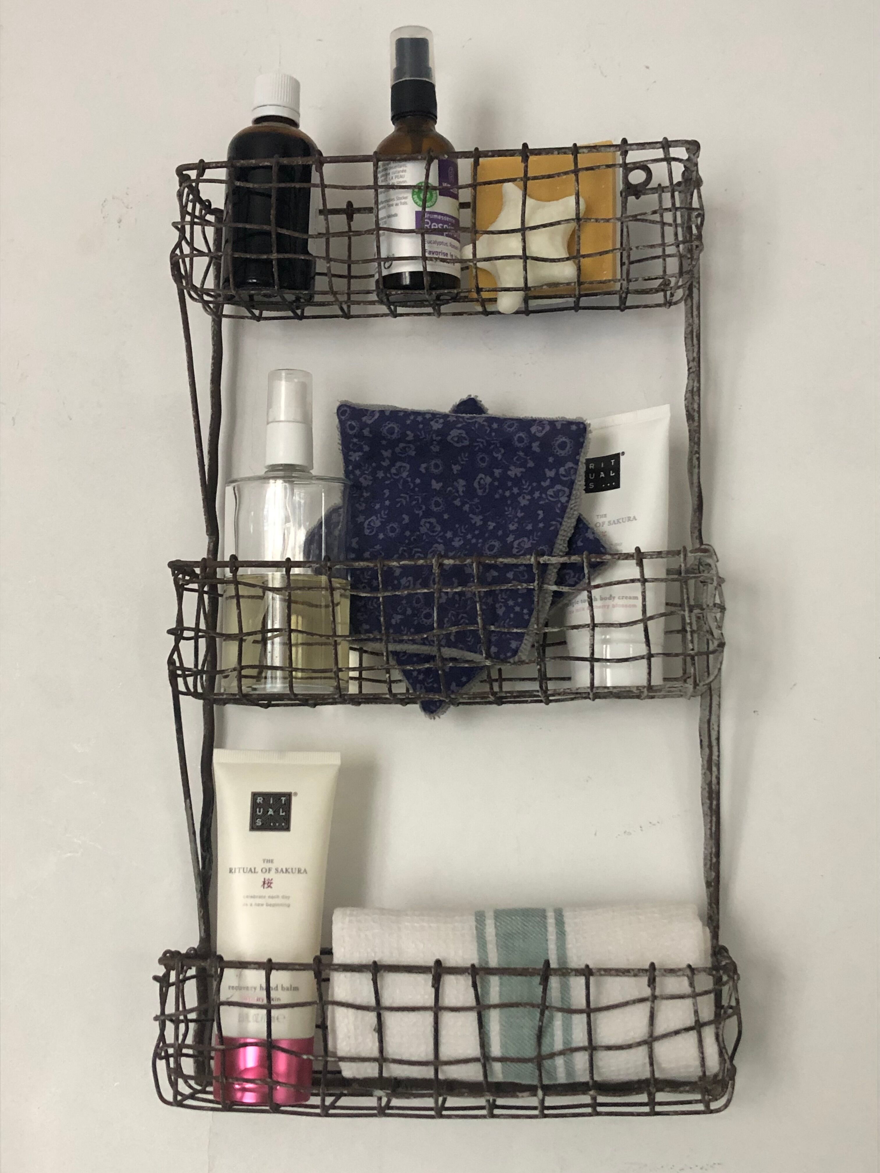 Shelves, zinc wire, storage