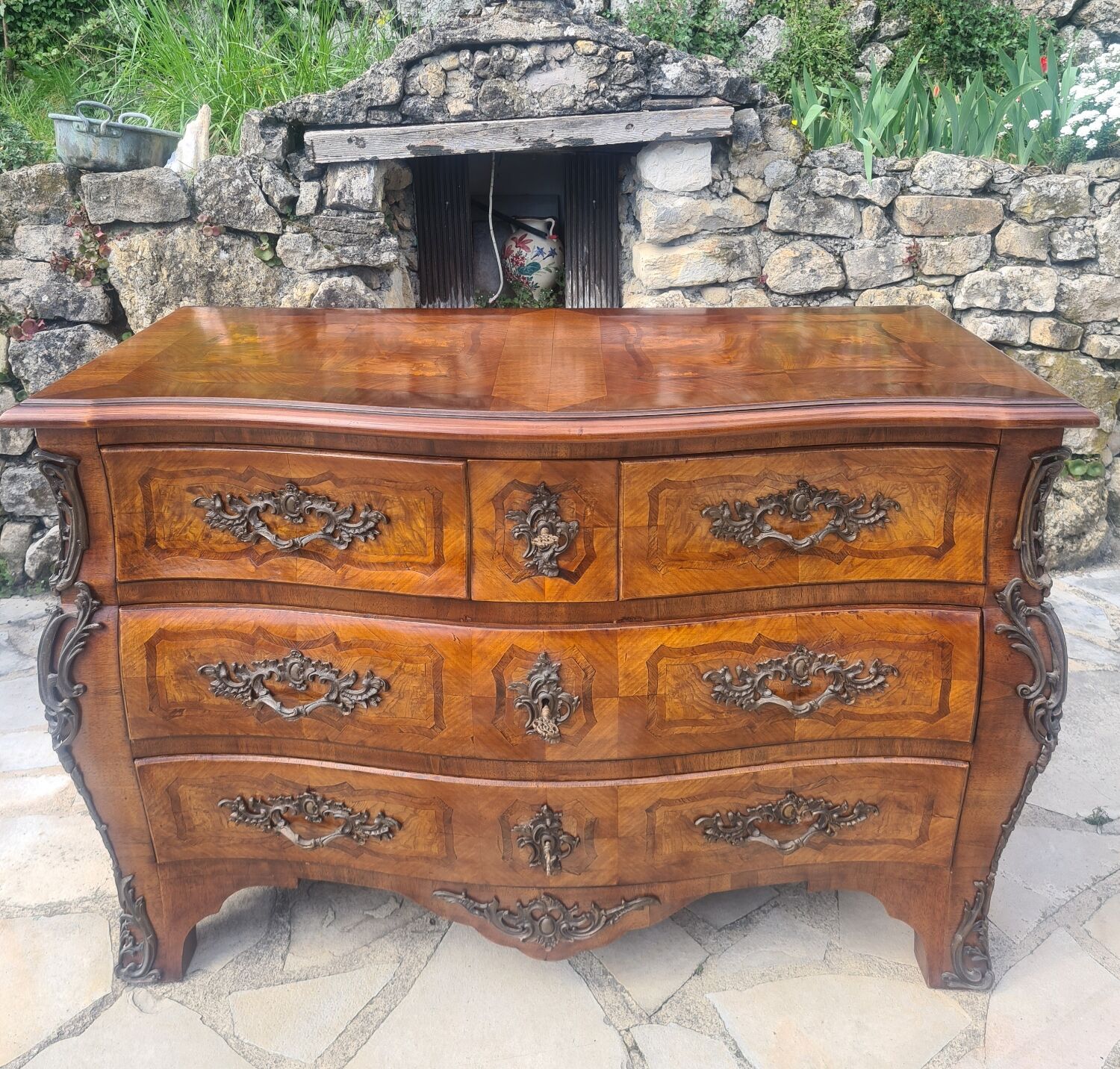 Marquetry tomb chest of drawers