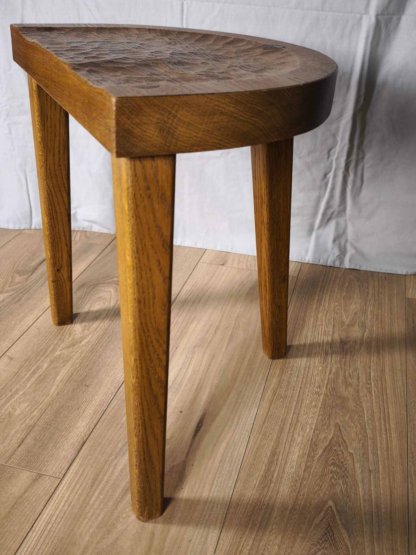 Tabouret en chêne gougé