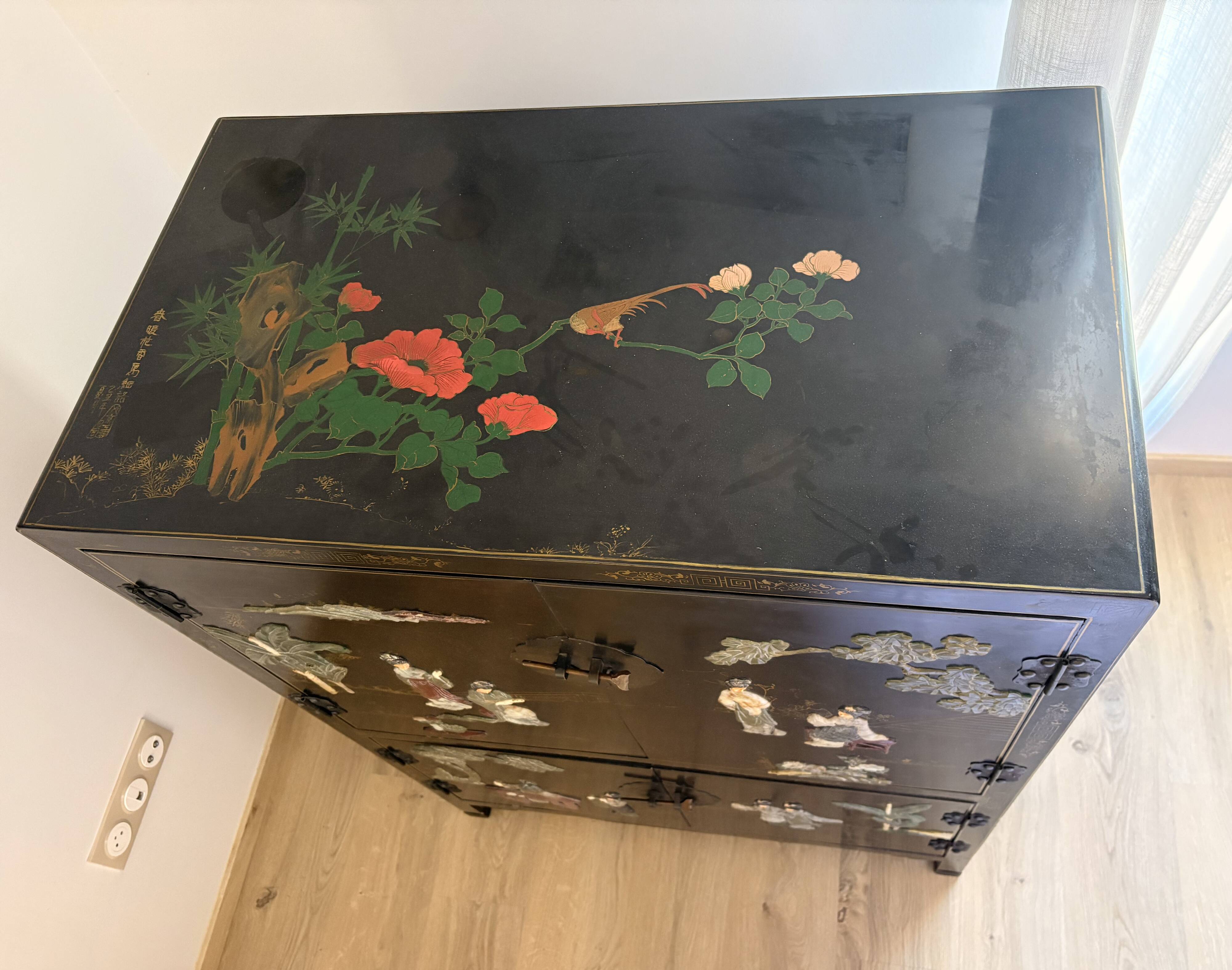 Cabinet en laque de Pékin en pierres dures & nacre Manufacture Jinlong