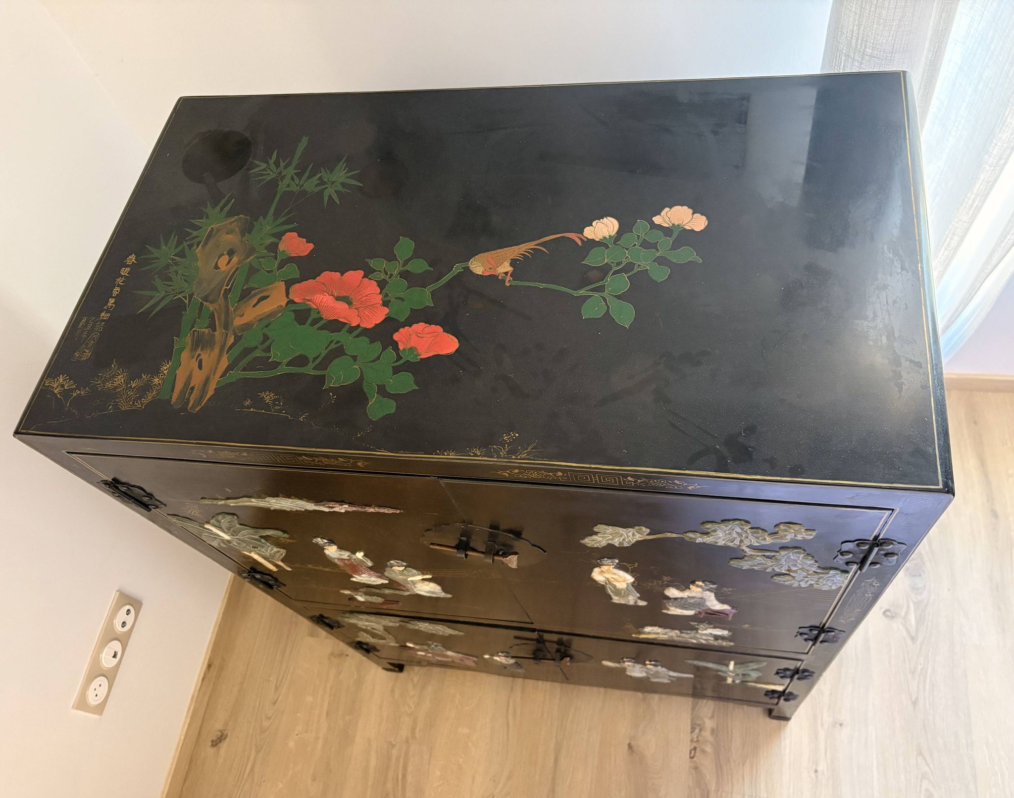 Cabinet en laque de Pékin en pierres dures & nacre Manufacture Jinlong