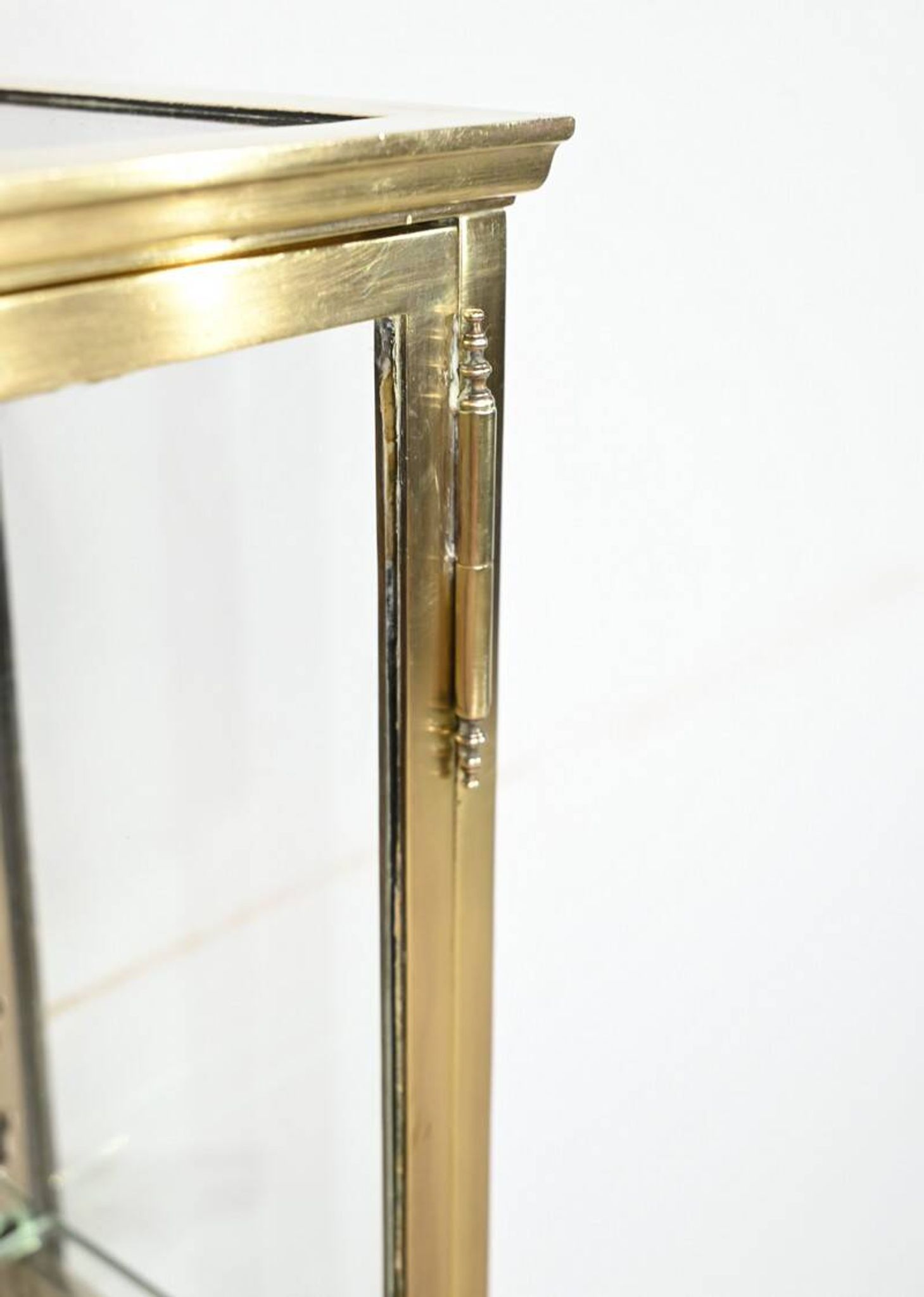 Petite Vitrine en Laiton – 1930