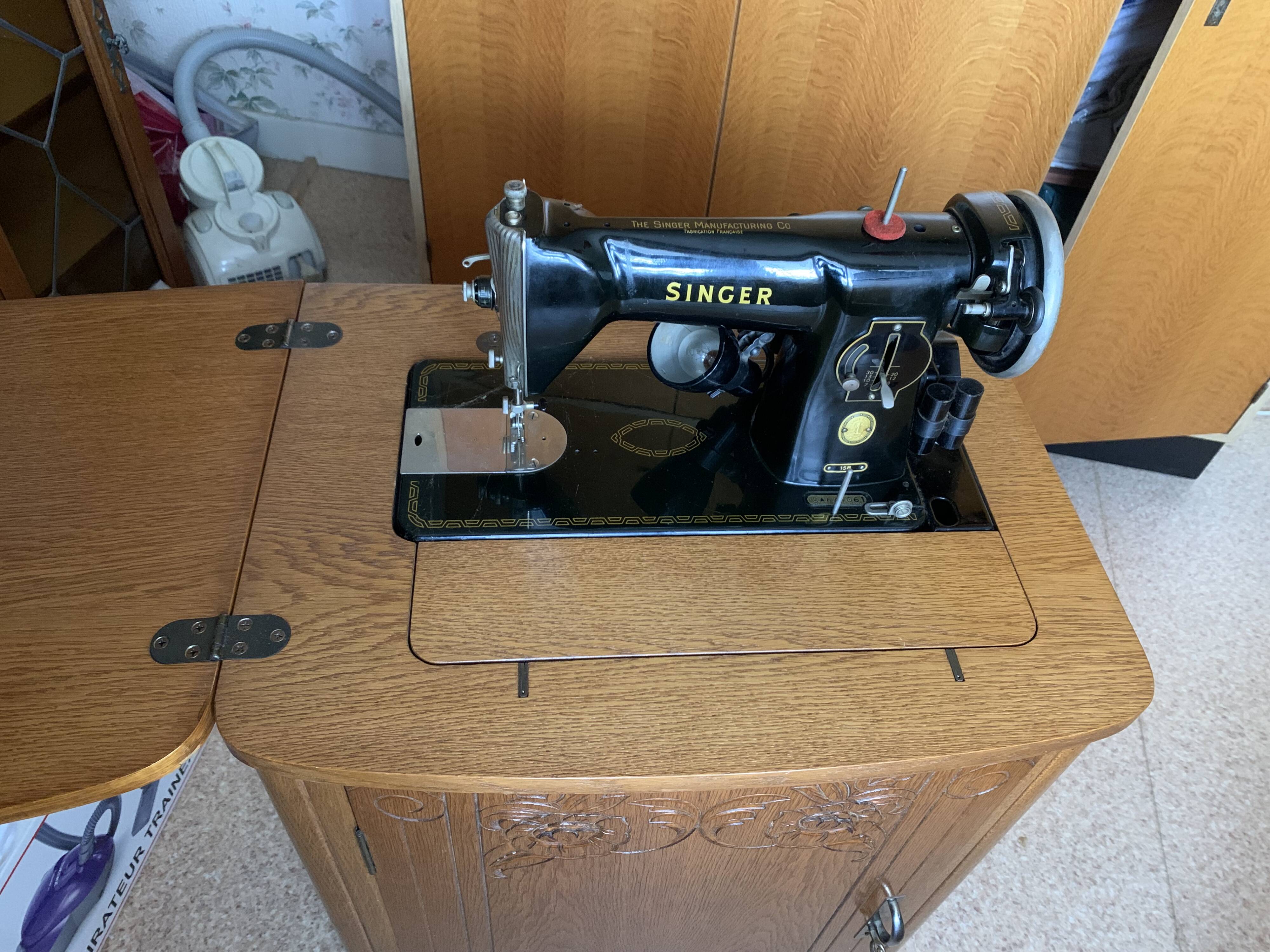 Singer sewing machine from the 1960s model 197 b with art deco furniture