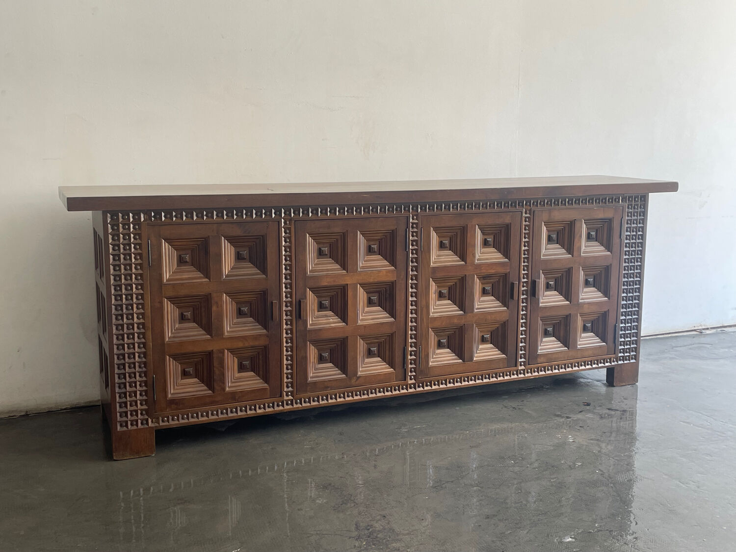 Buffet espagnol en bois massif, Espagne, années 1960