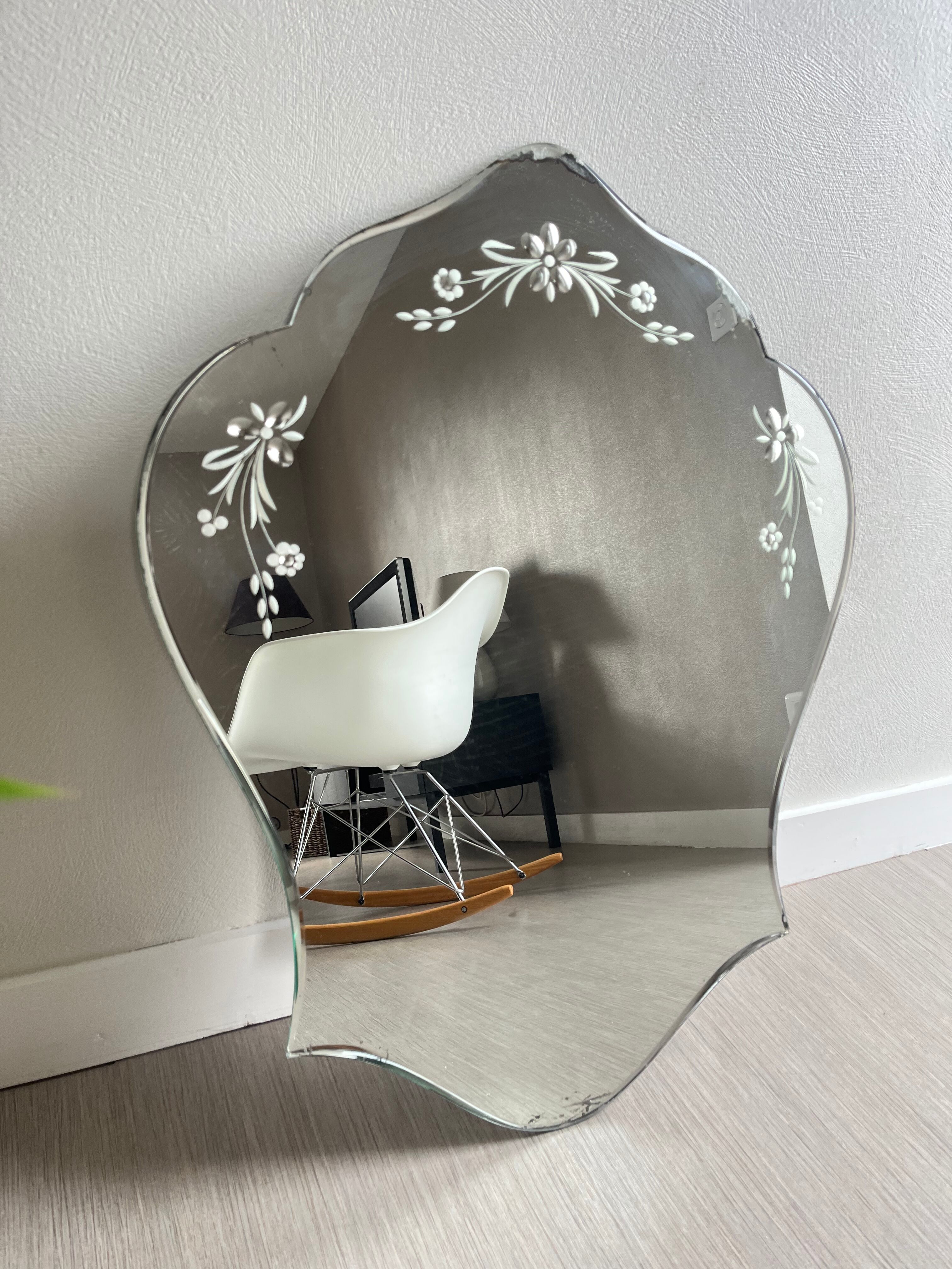 Miroir biseauté ciselé fleurs type vénitien 59x75cm