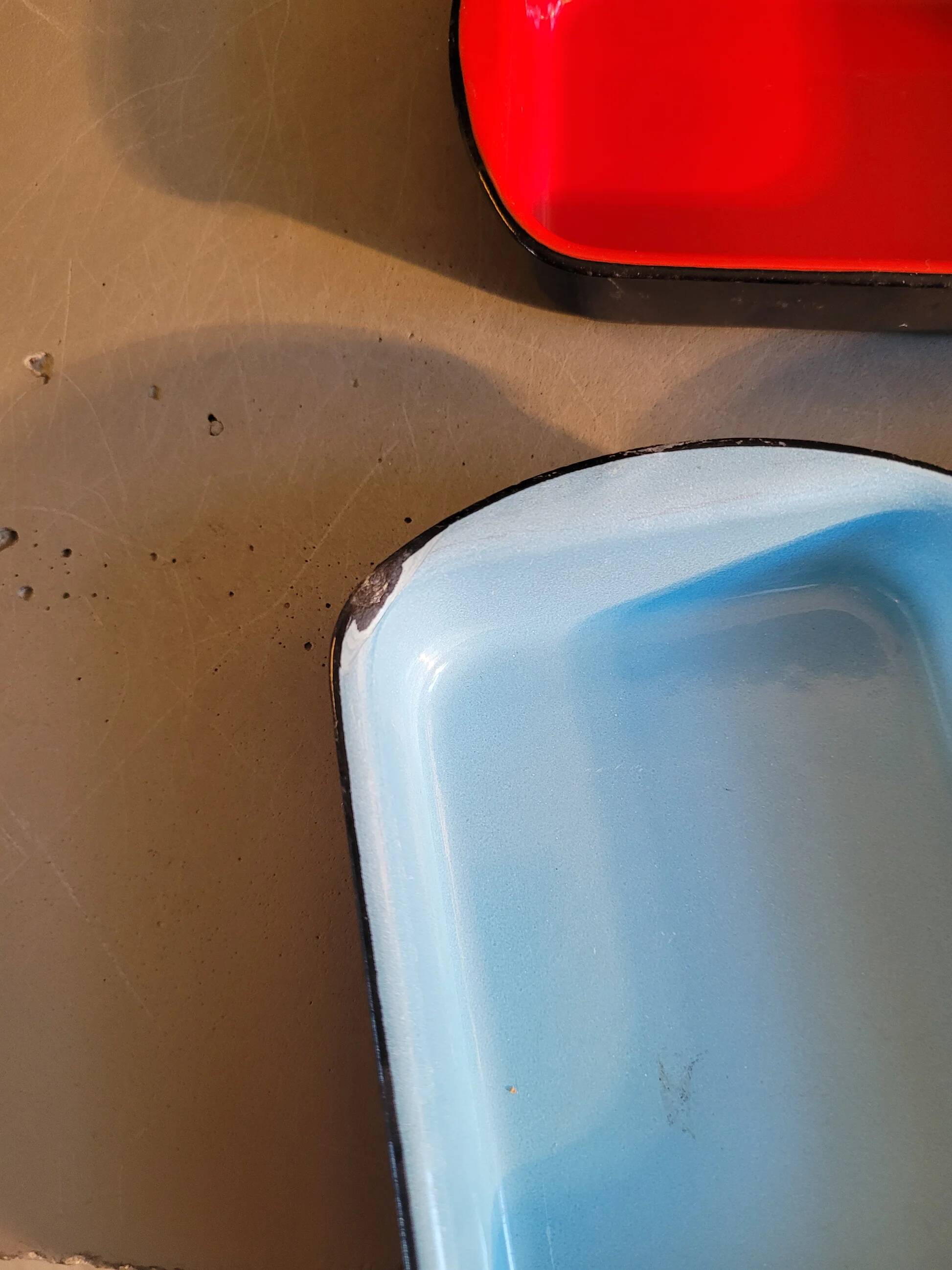 Lot de 4 raviers / plats en fonte émaillée