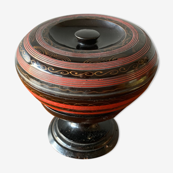 Round covered standing box in lacquered wood, Japanese work of the 1930s.