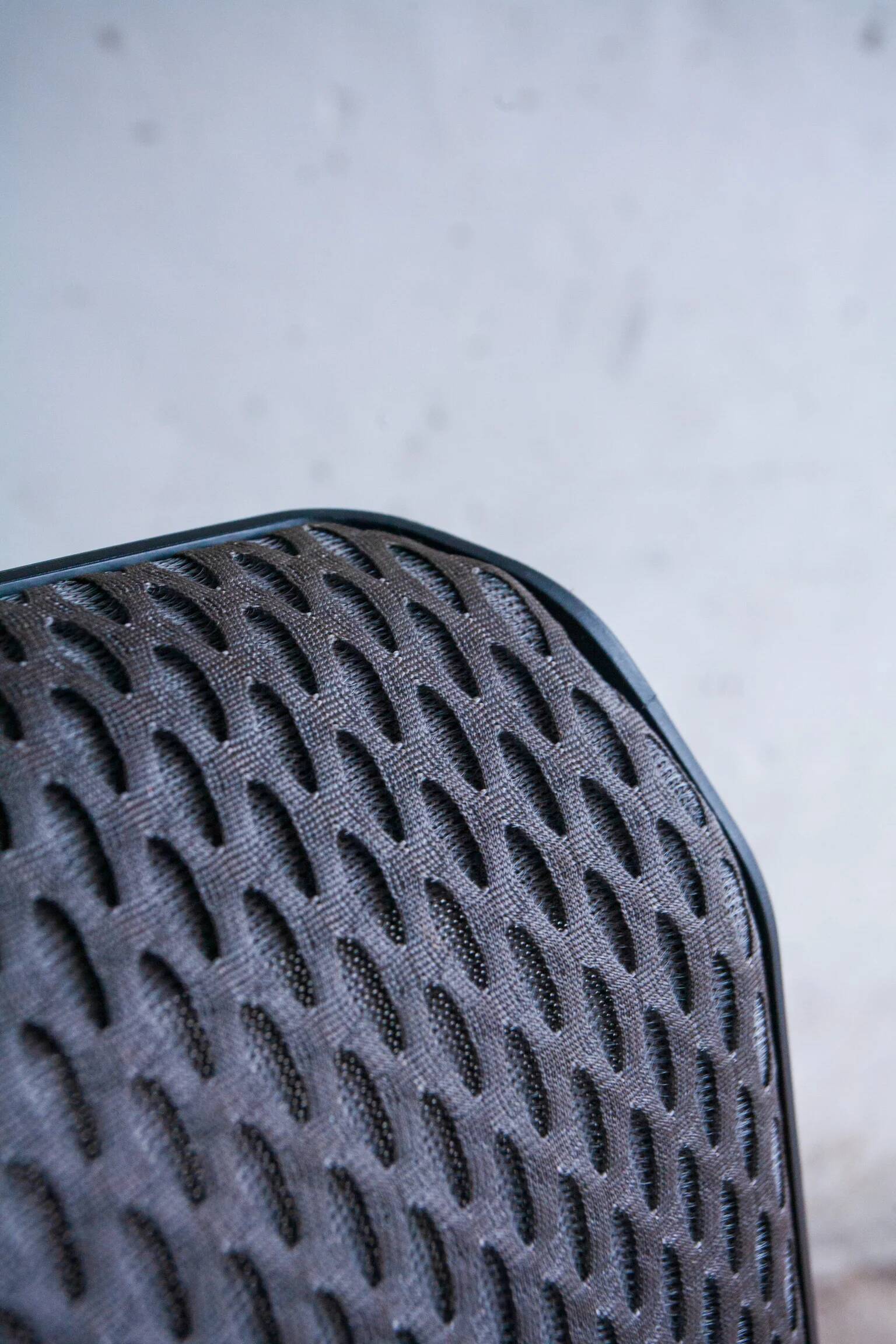 Vitra ID Trim office chair by Antonio Citterio — black mesh backrest and blue fabric seat, aluminium frame.