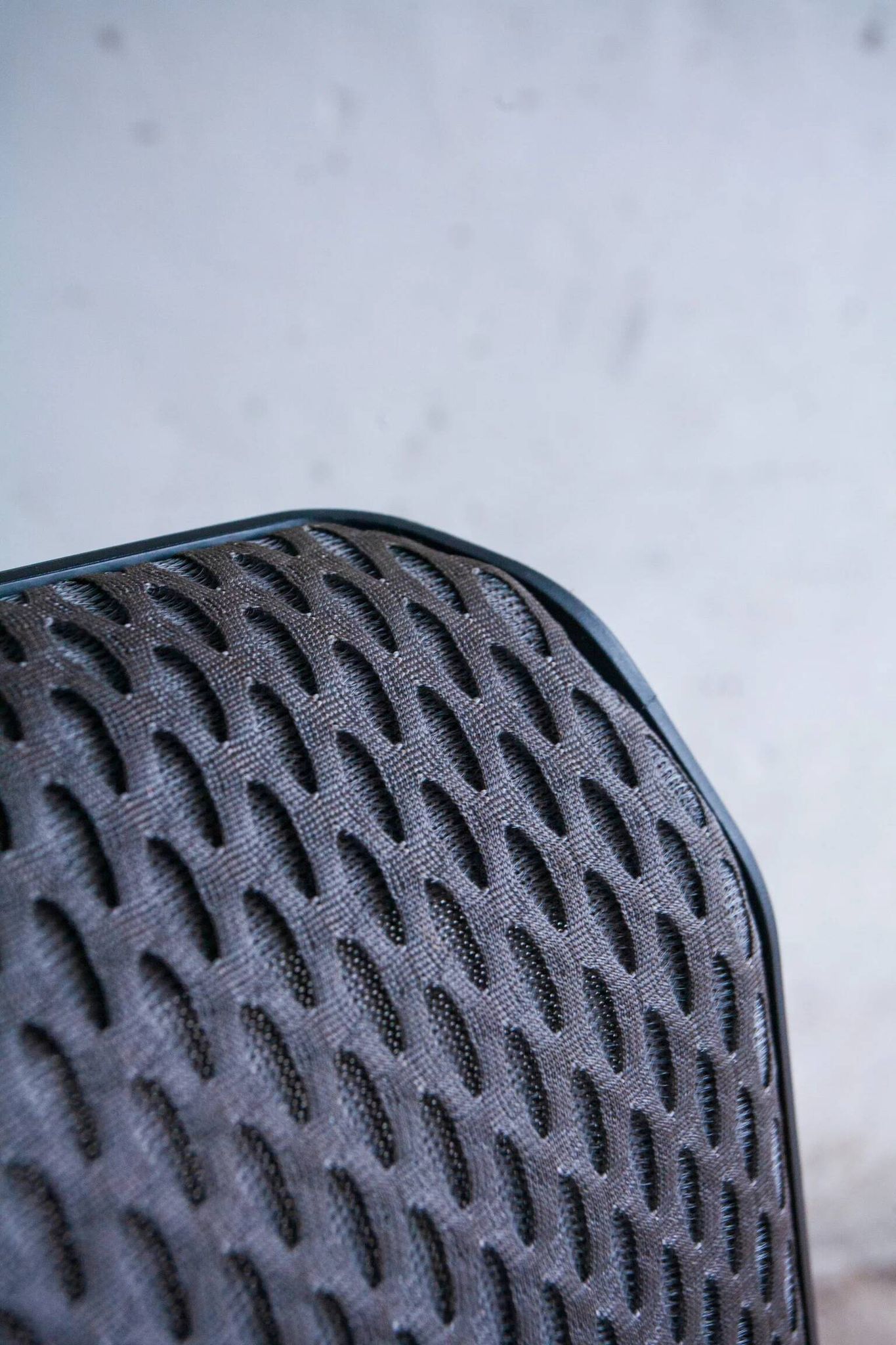 Vitra ID Trim office chair by Antonio Citterio — black mesh backrest and blue fabric seat, aluminium frame.