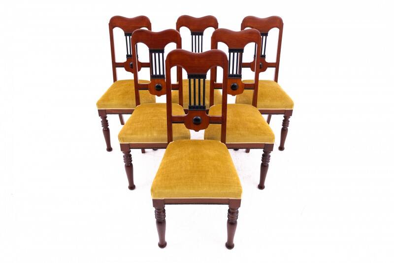 Table with four chairs from the early 20th century