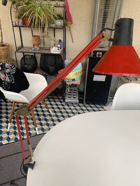 Architect's lamp in burgundy red metal, adjustable and articulated vintage