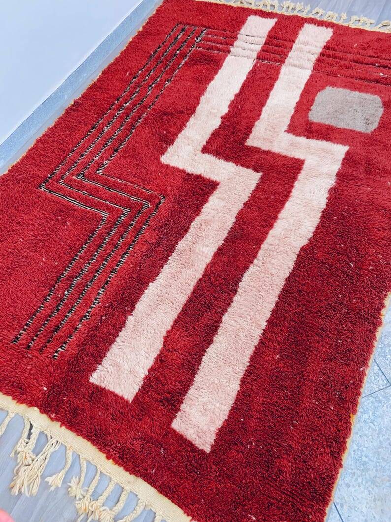 Modern Moroccan rug in red wool with geometric lines 150/250cm
