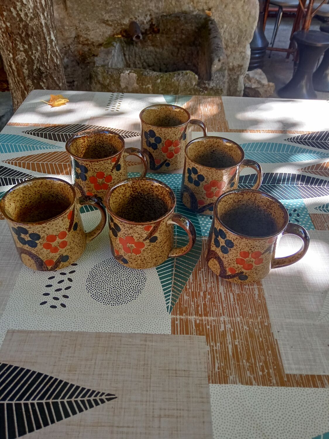 Six mugs en grès