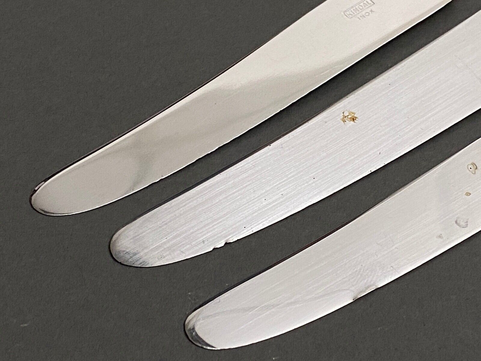 Suite de 23 couteaux kindal manche ebene ou bakelite XXe