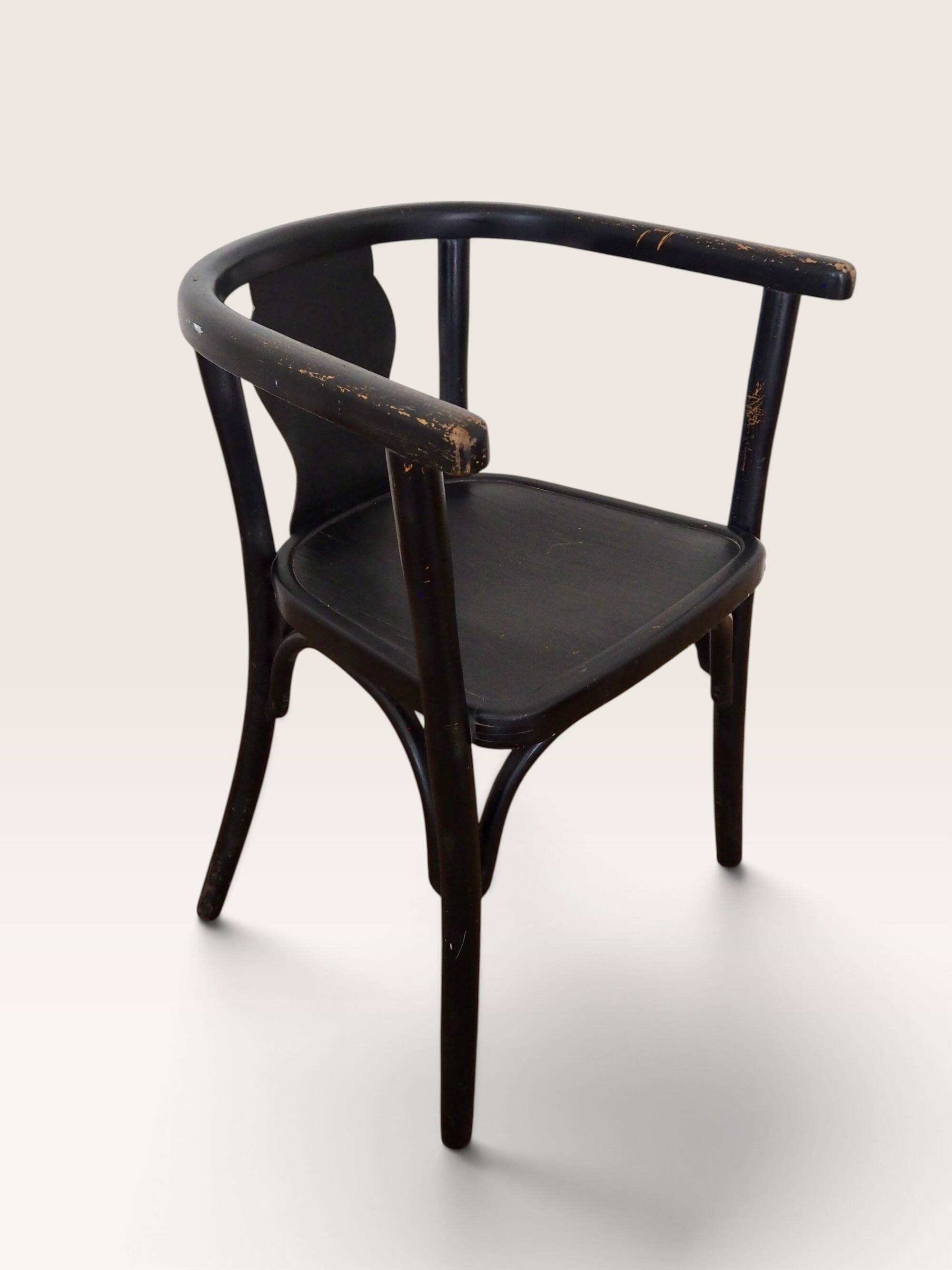 Curved black lacquered wooden armchair in Thonet style