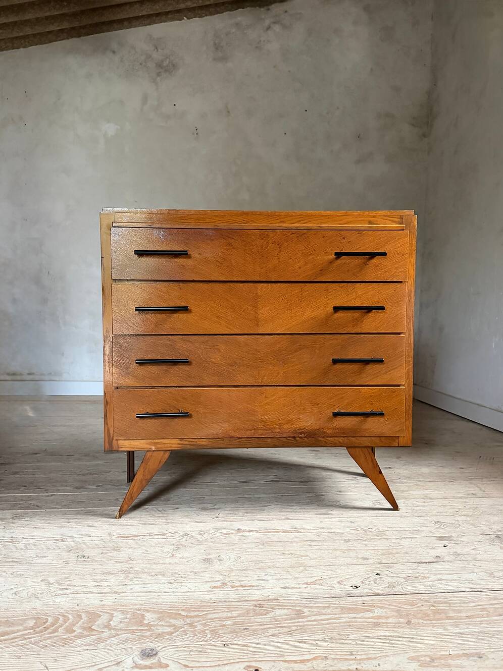 Commode vintage en chêne 4 tiroirs pied compas