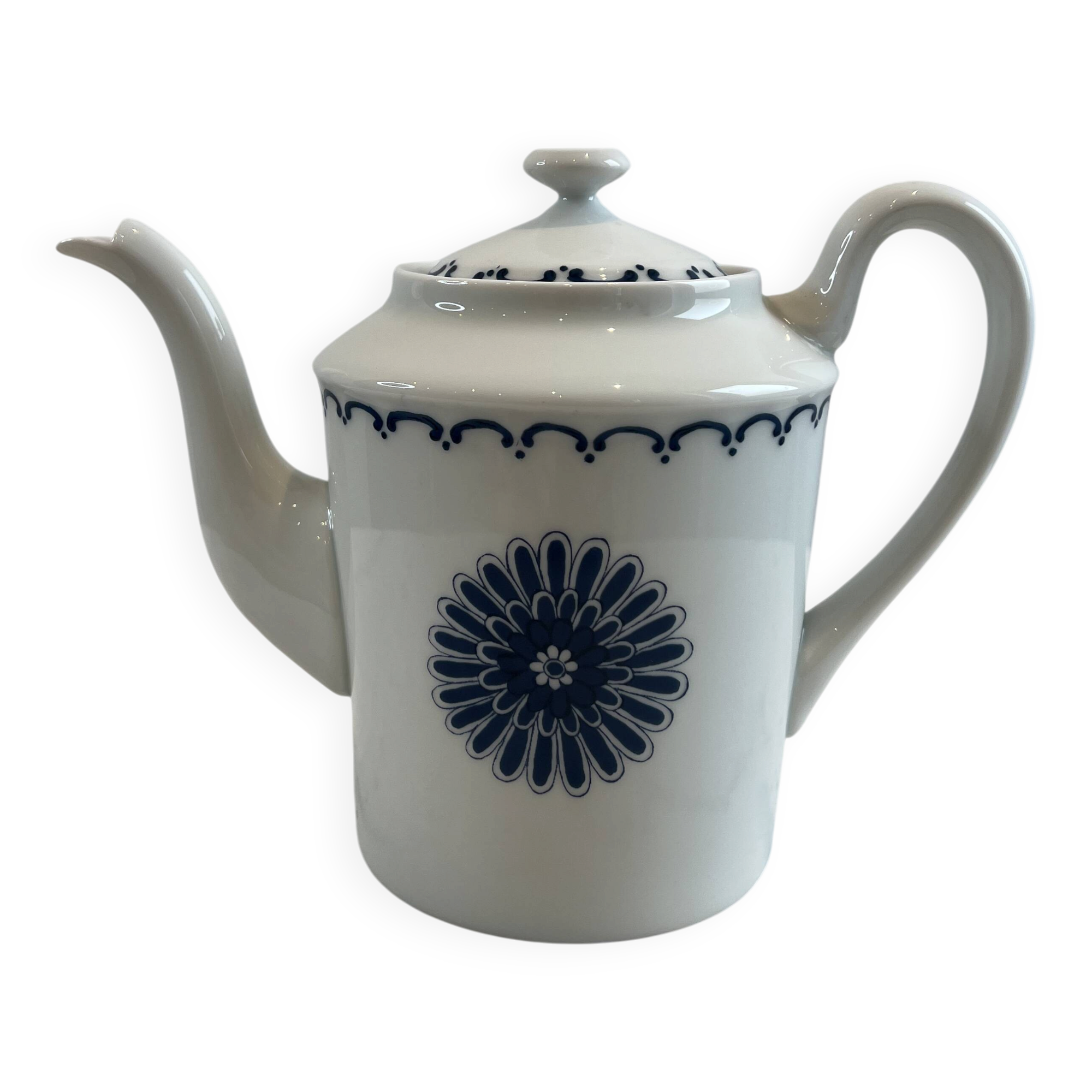 Teapot from the porcelain factory of Paris.