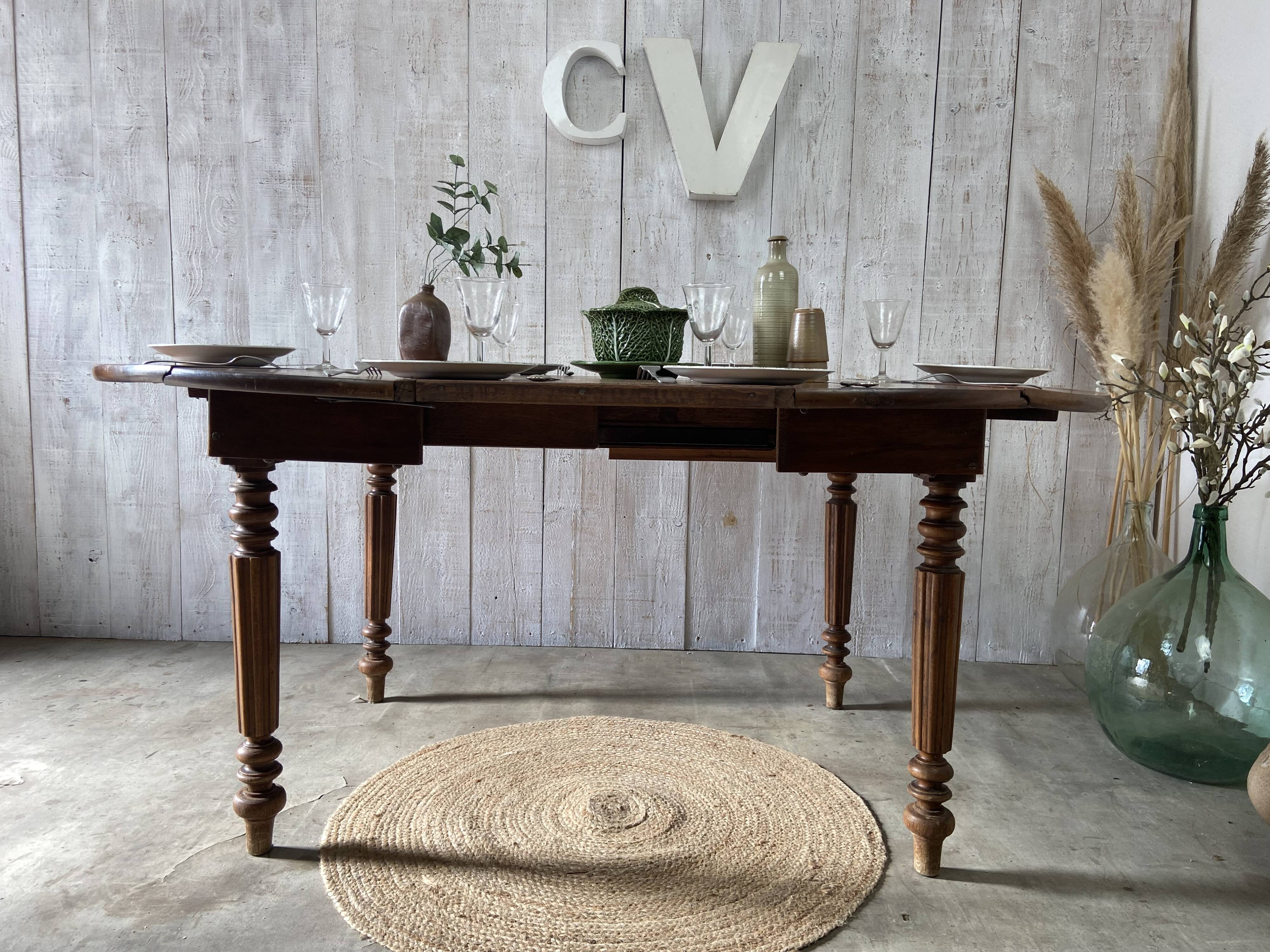 Extendable country table