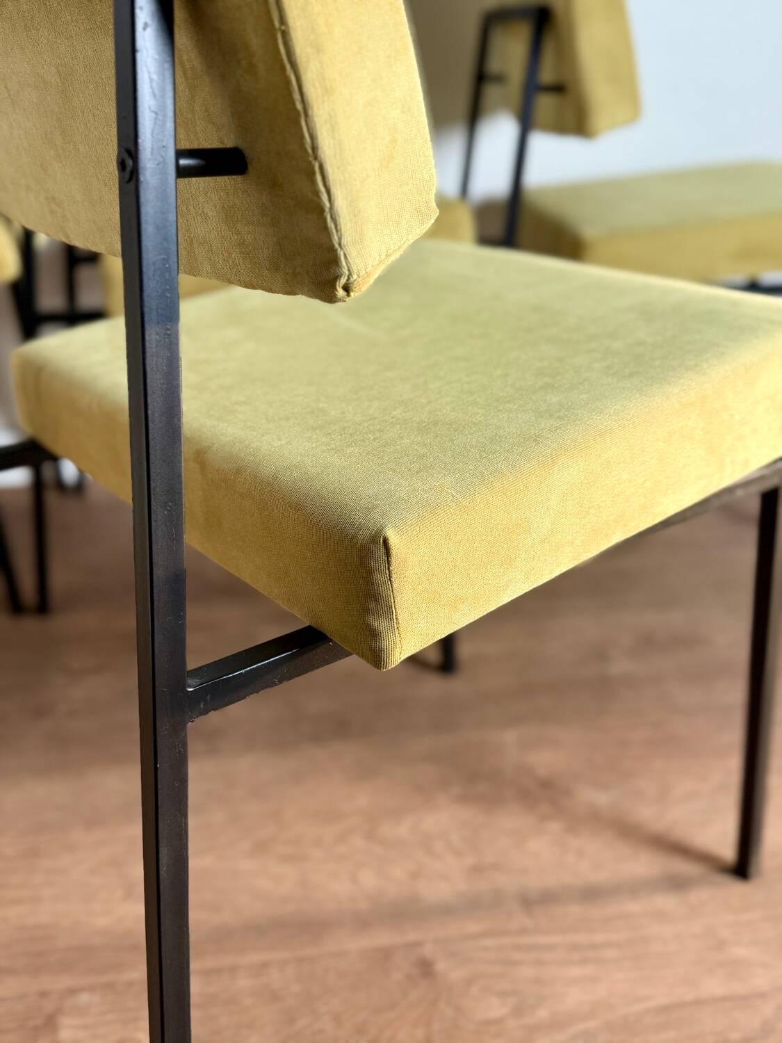 4 chairs awarded to Gérard Guermonprez