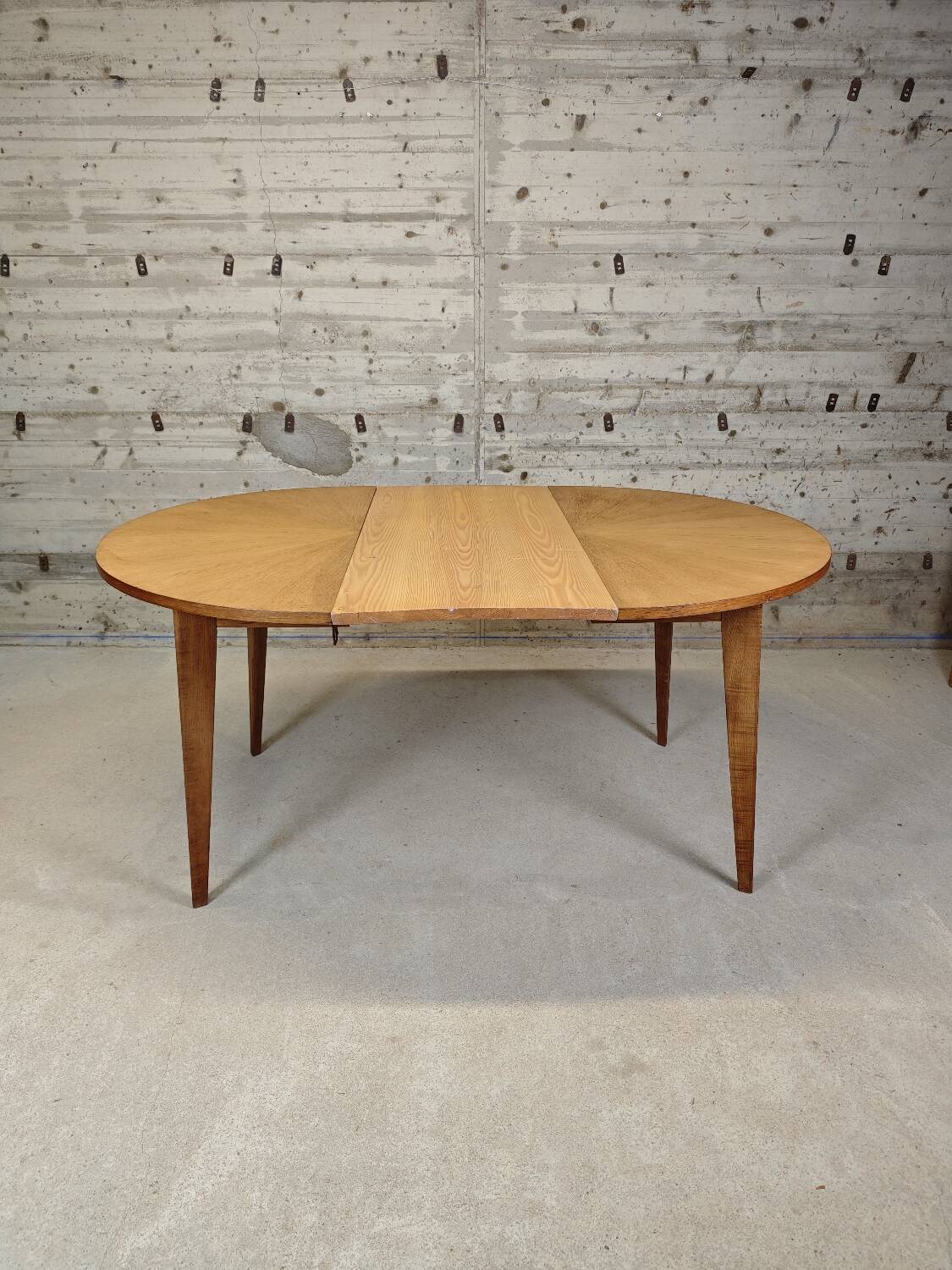 Extendable round table