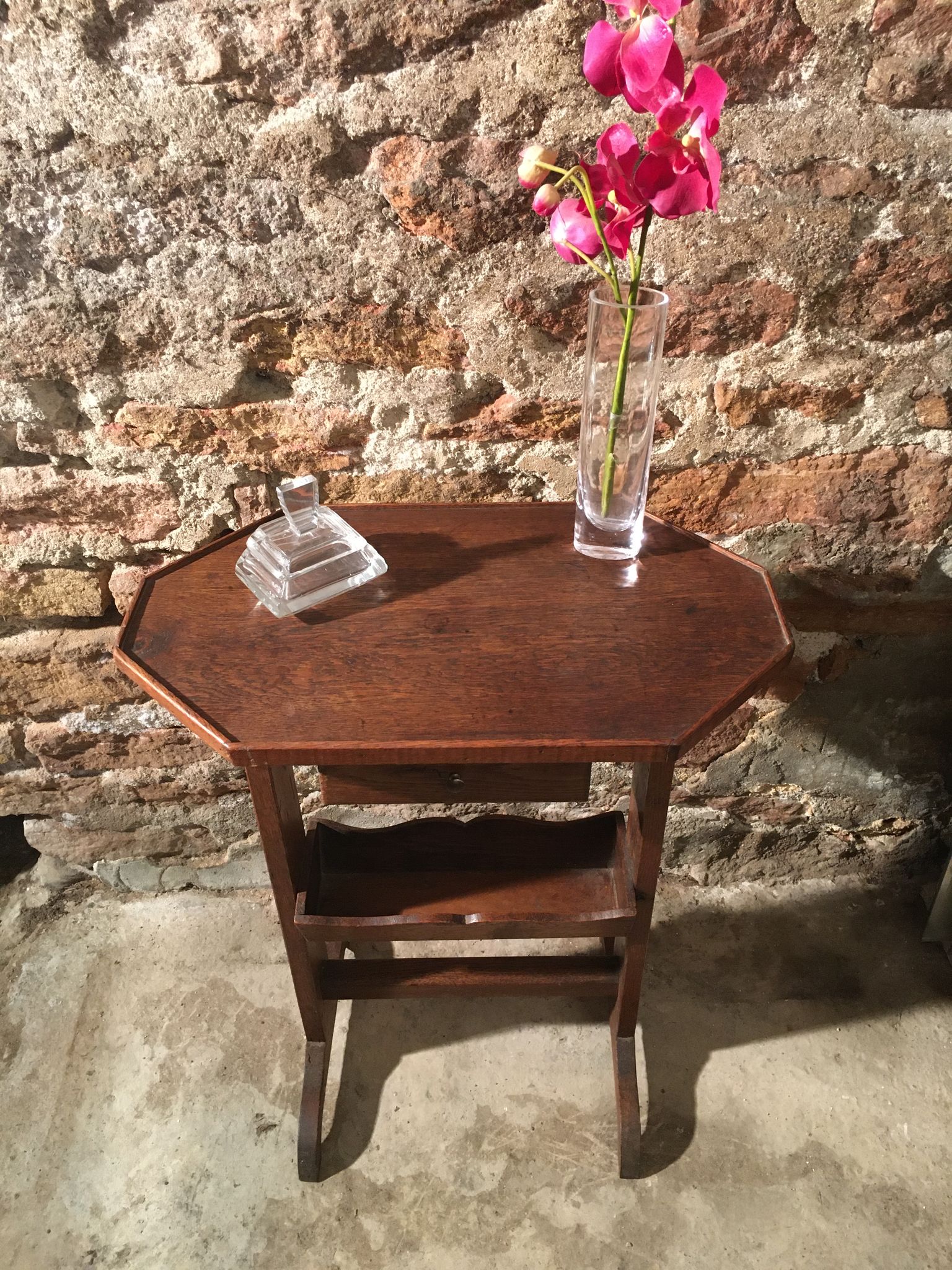 Tabletop storage tray