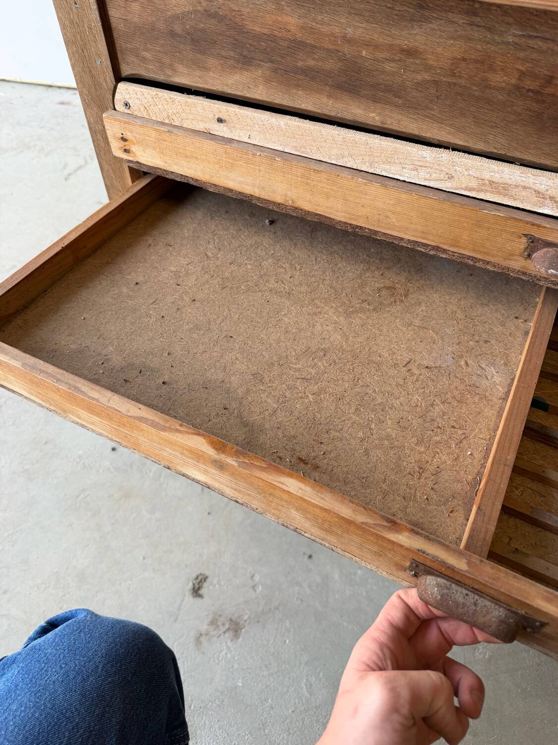 Low workshop cabinet with 8 drawers in solid wood, printing style.