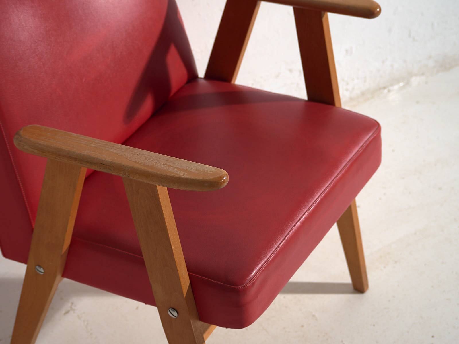 2 fauteuils rouges, vers 1960