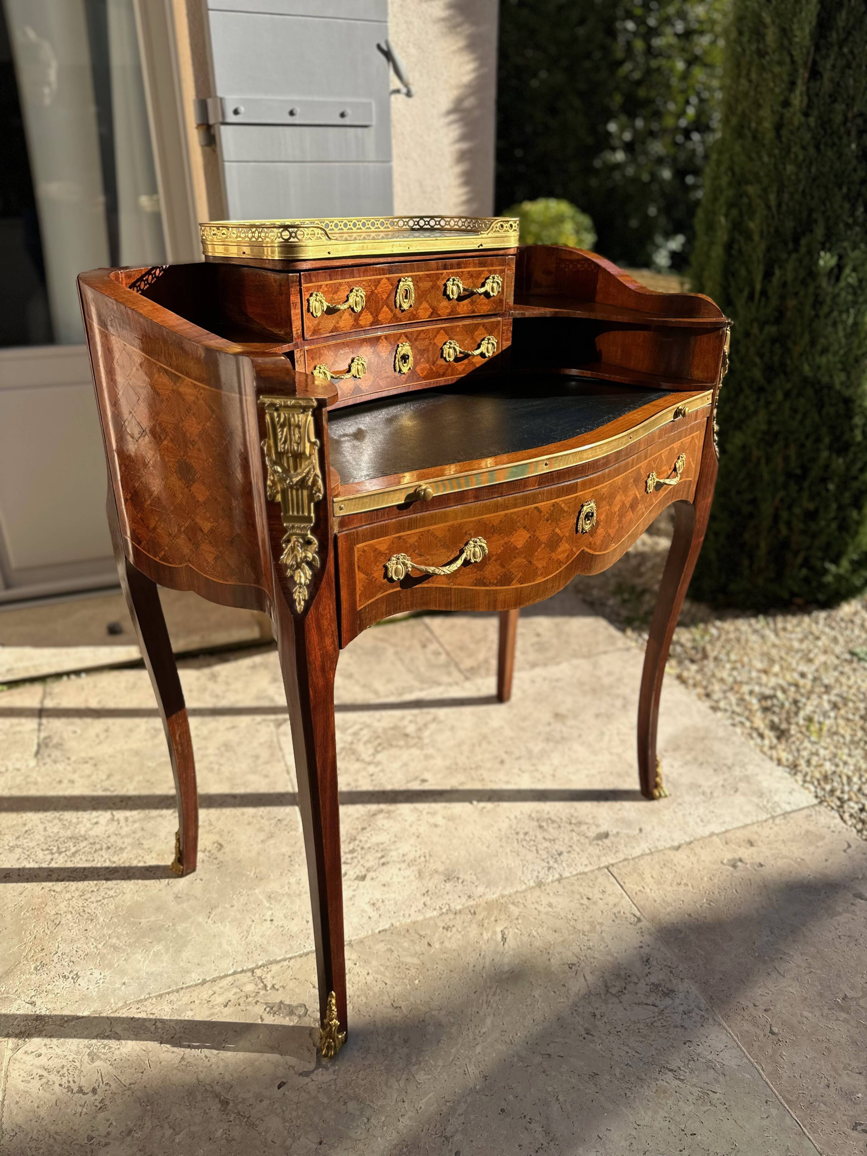 Sublime mid-tier Transition style desk, inlaid, 19th century