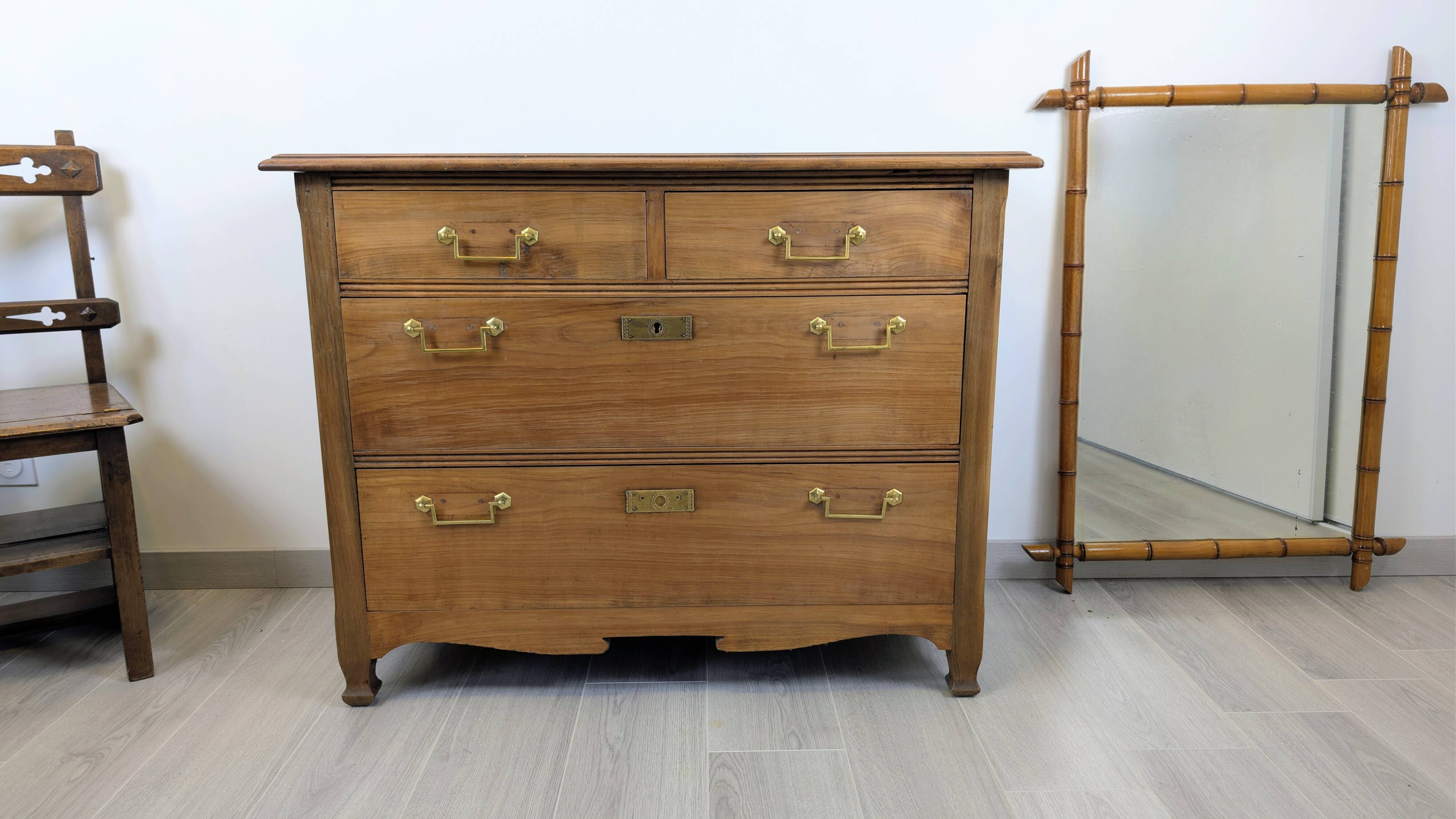 Antique marine chest of drawers in solid wood – charm and maritime spirit