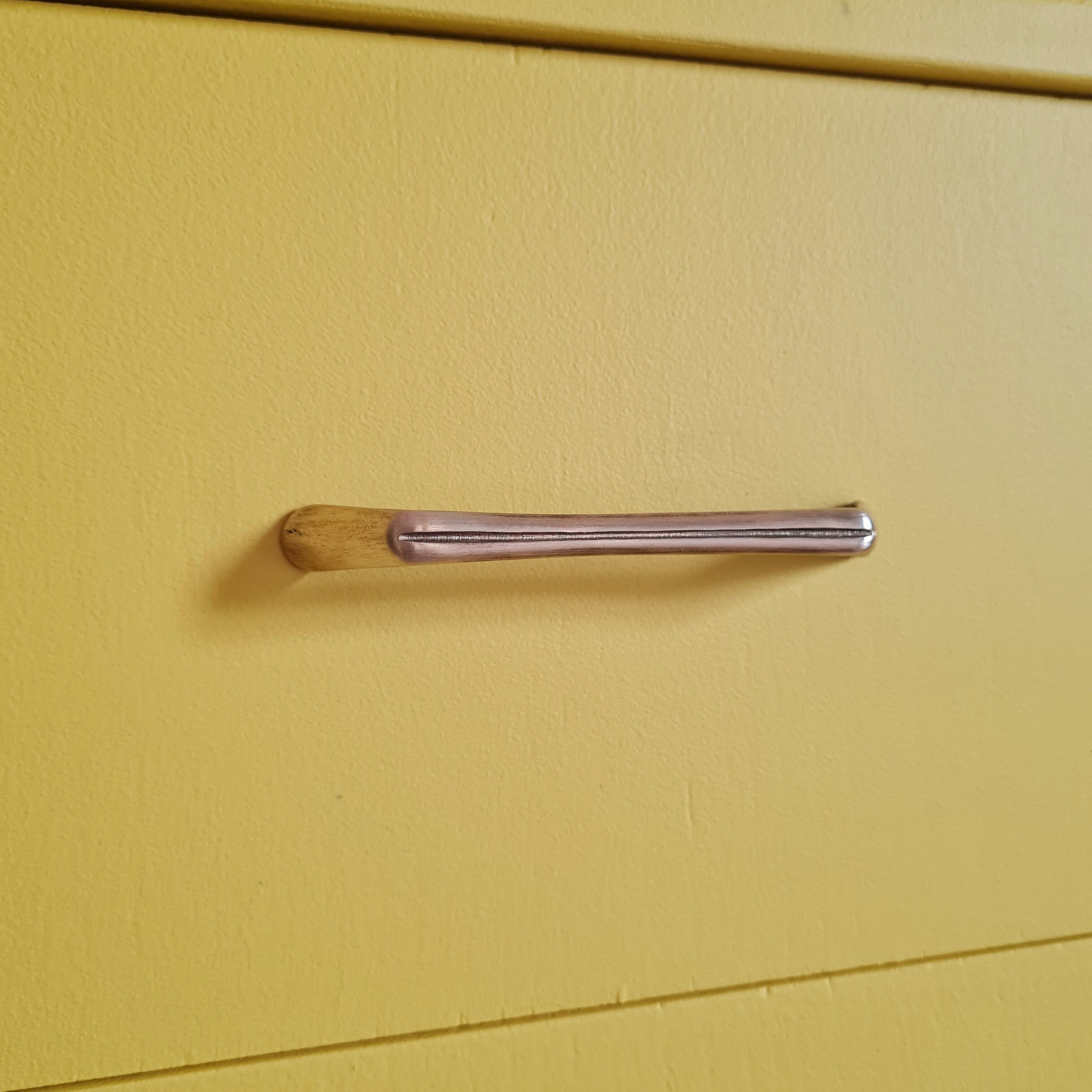 Commode feet compass yellow