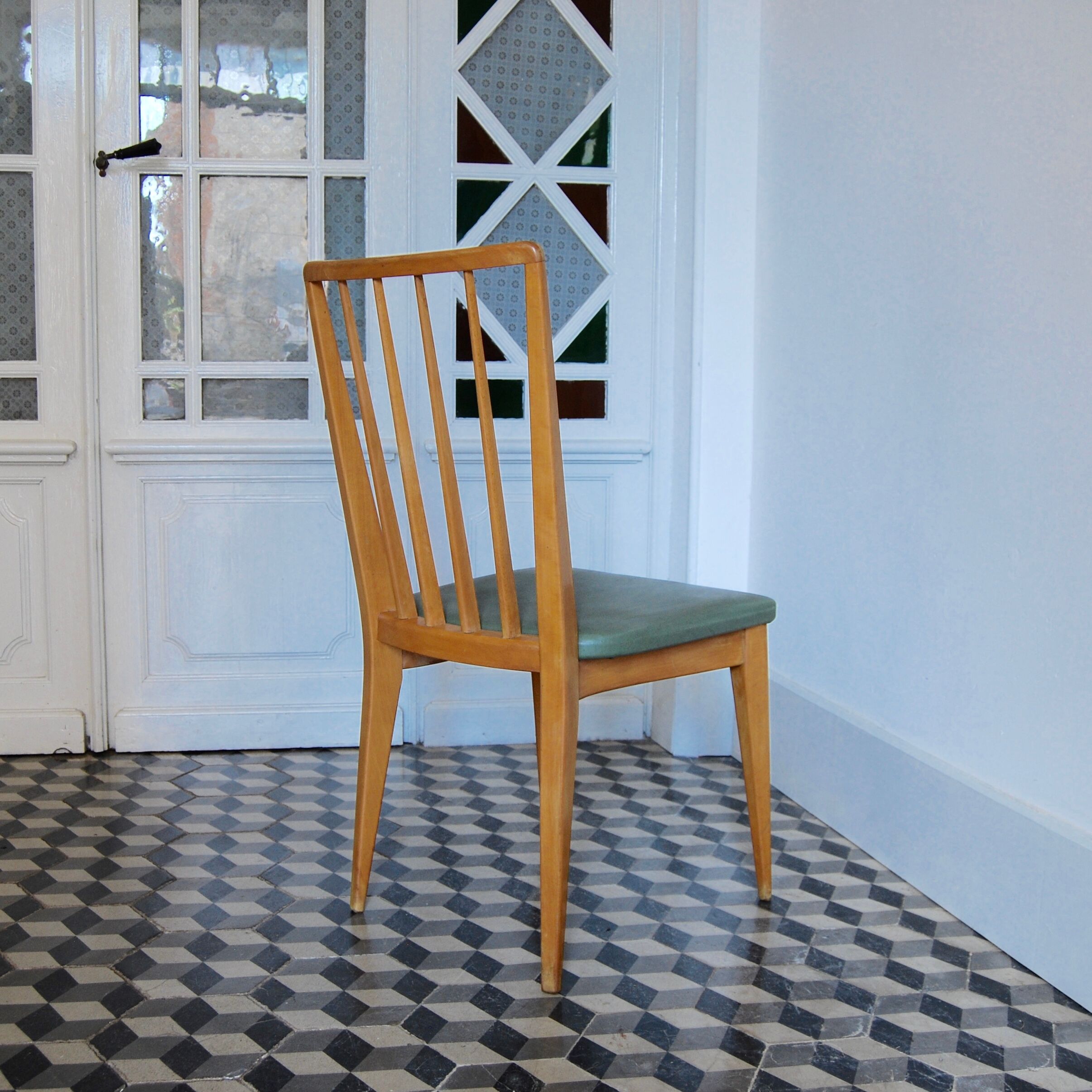 Chaises en bois et skaï vert