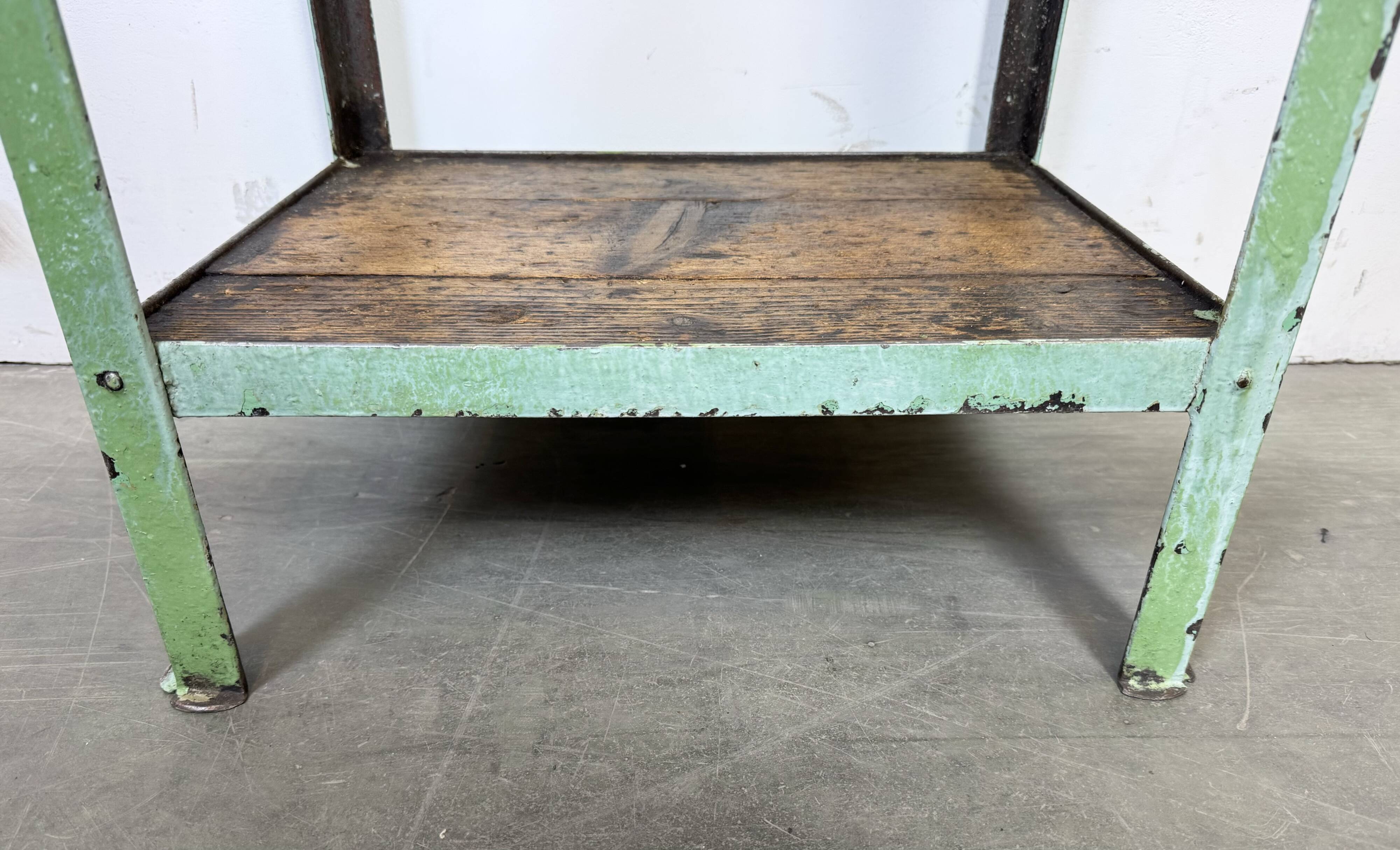 Table industrielle en fer vert, années 1950