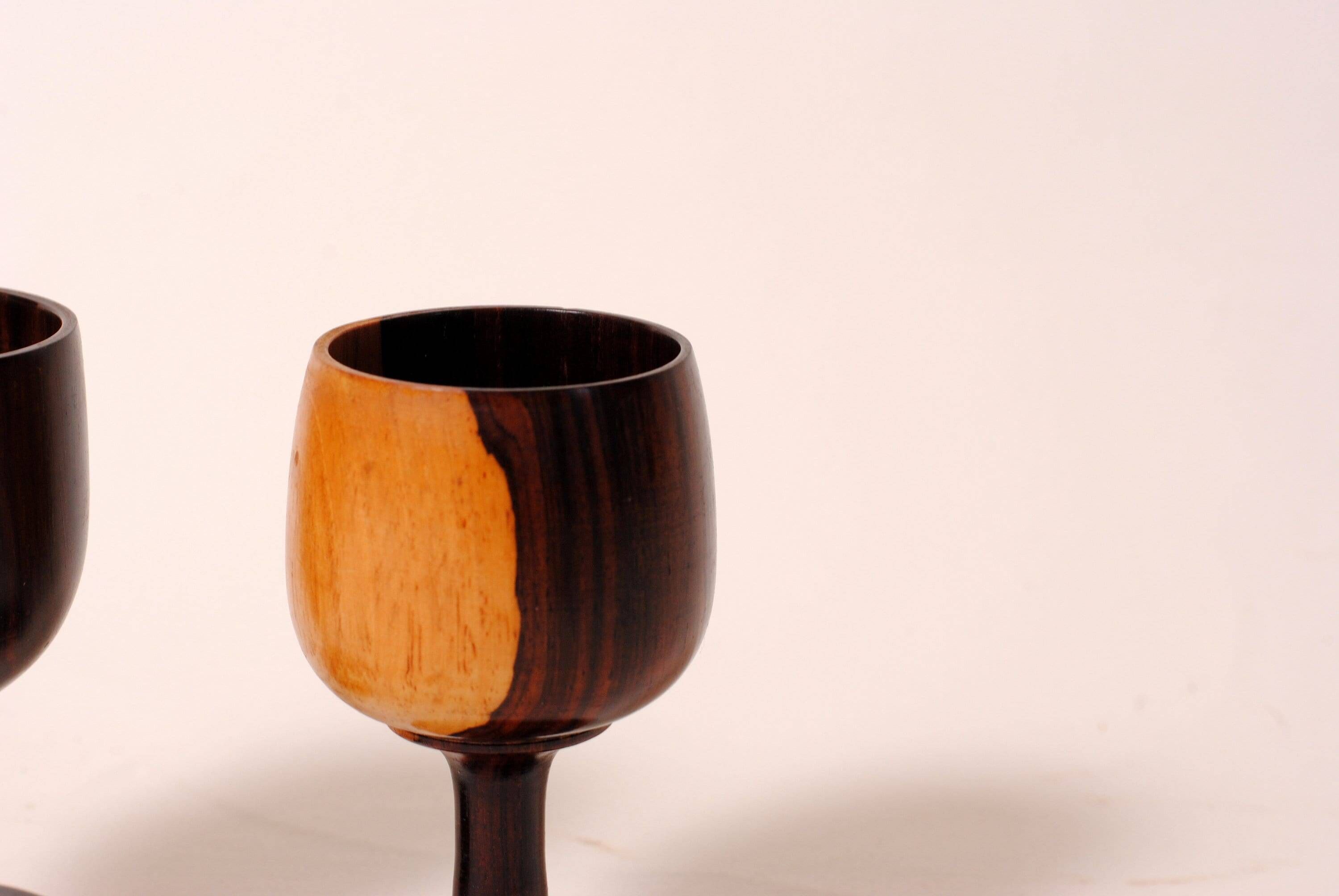 Verres à vin en bois sculpté ,bois d'olivier ,lot de deux