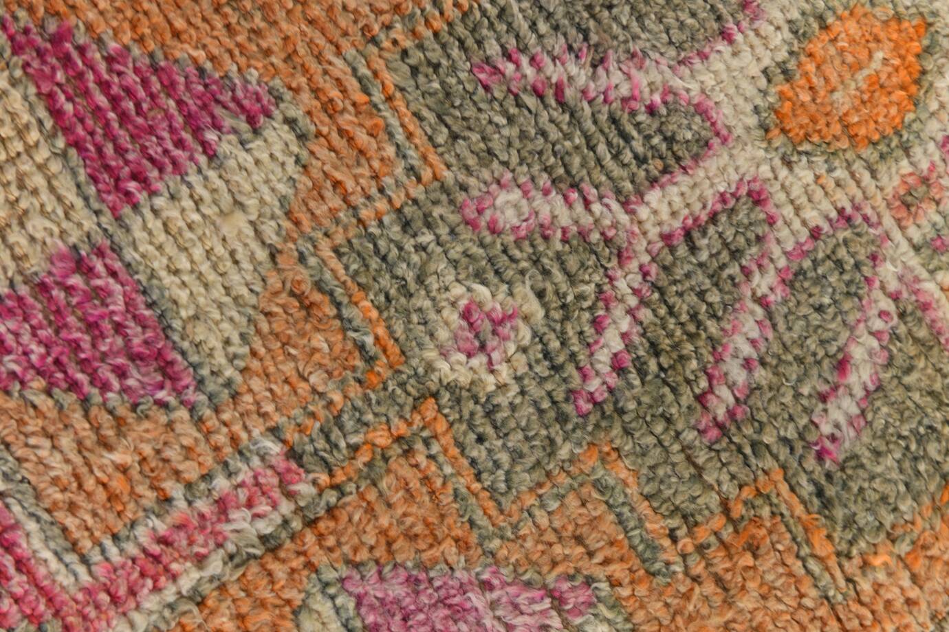 Tapis runner bohème aux motifs naïfs, palette douce et vibrante, 86x309Cm