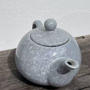 Théière 1980 grise et blanche moucheté