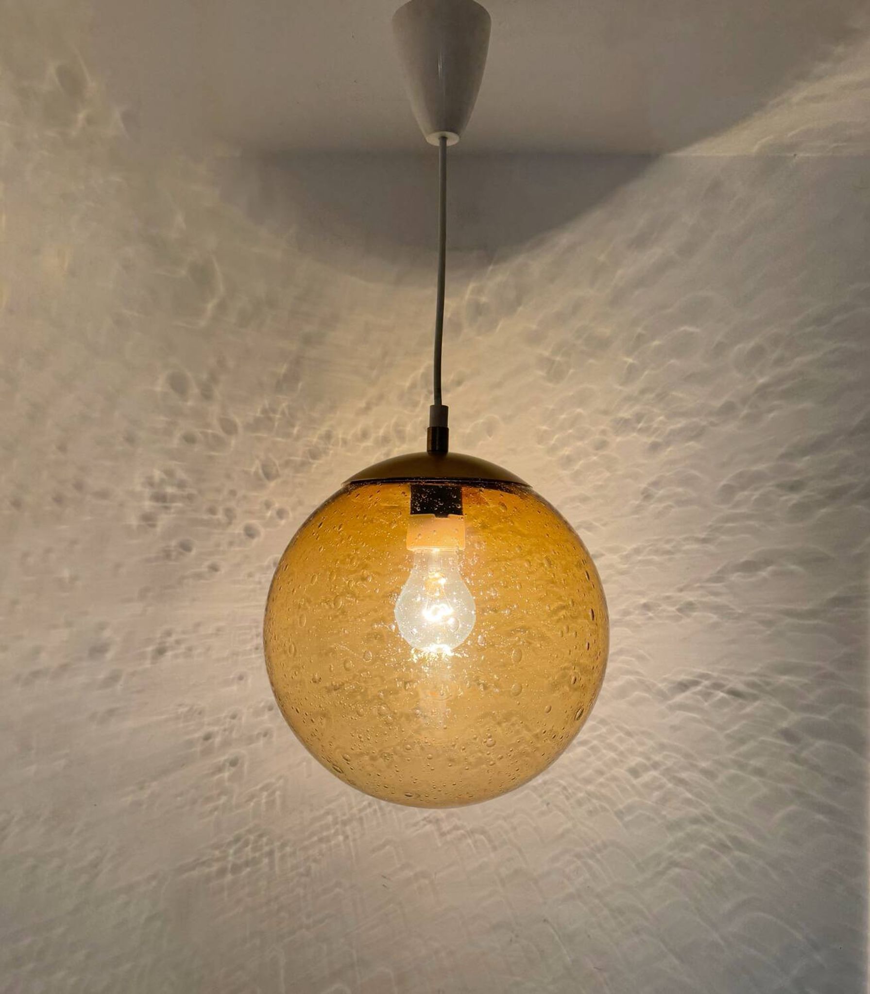 Lustre verre ambré bullé années 70