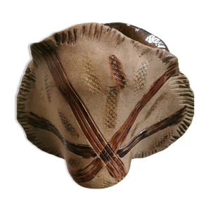 Vase en céramique de forme ondulée,