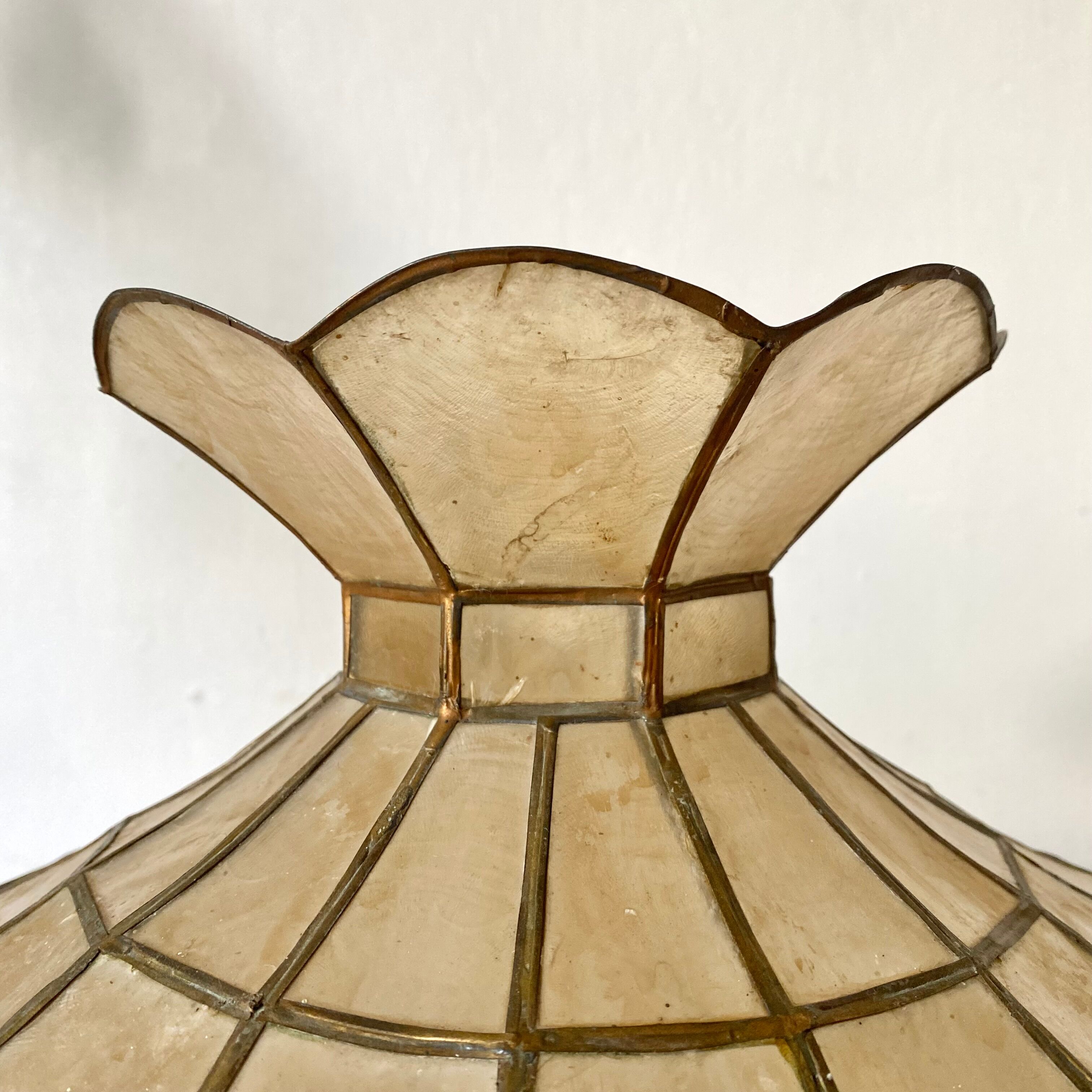 Abat jour, mother-of-pearl and brass suspension