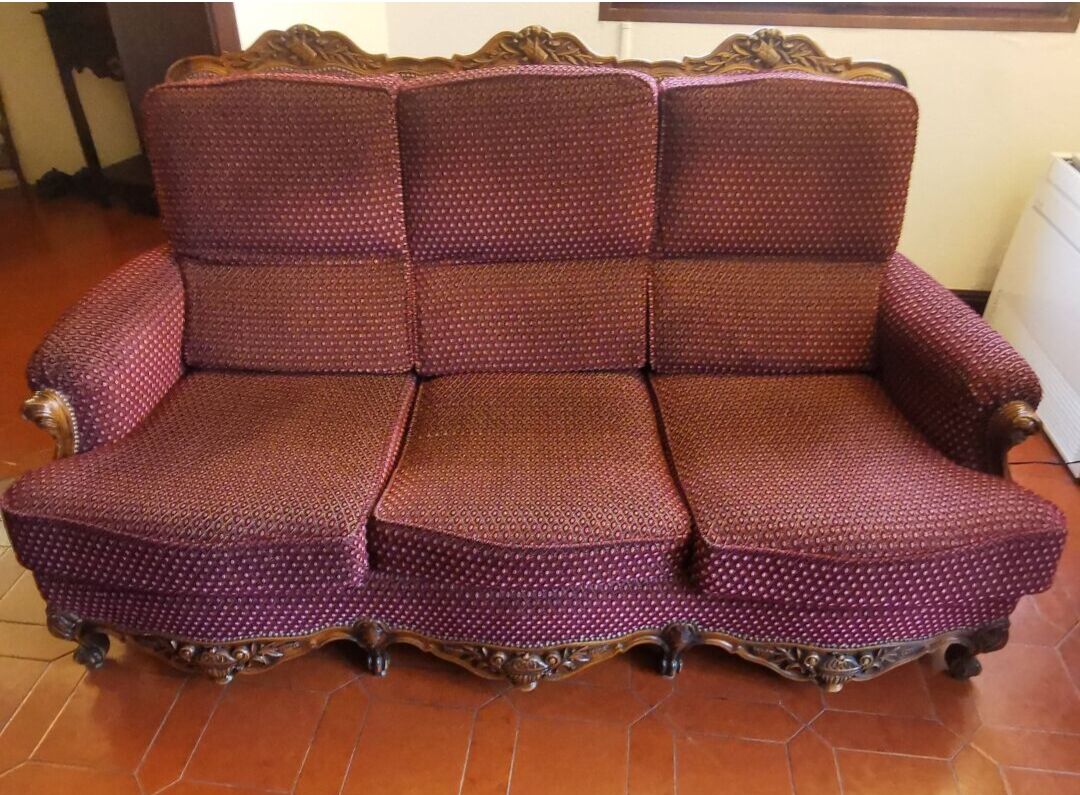 Burgundy velvet canapé bed in Louis XV Regency style.
