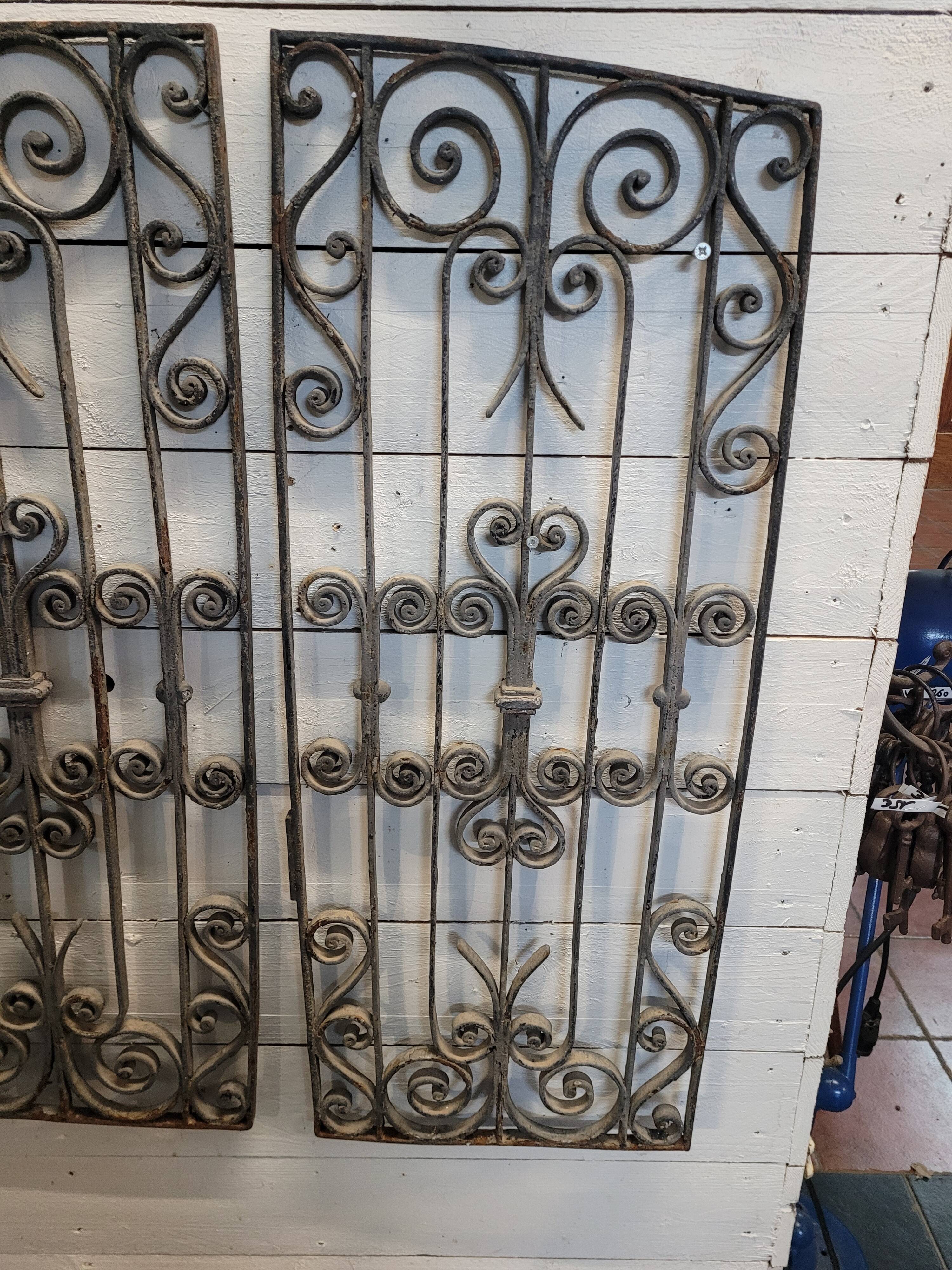Ancienne paire de grilles en fer forgé