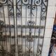 Ancienne paire de grilles en fer forgé