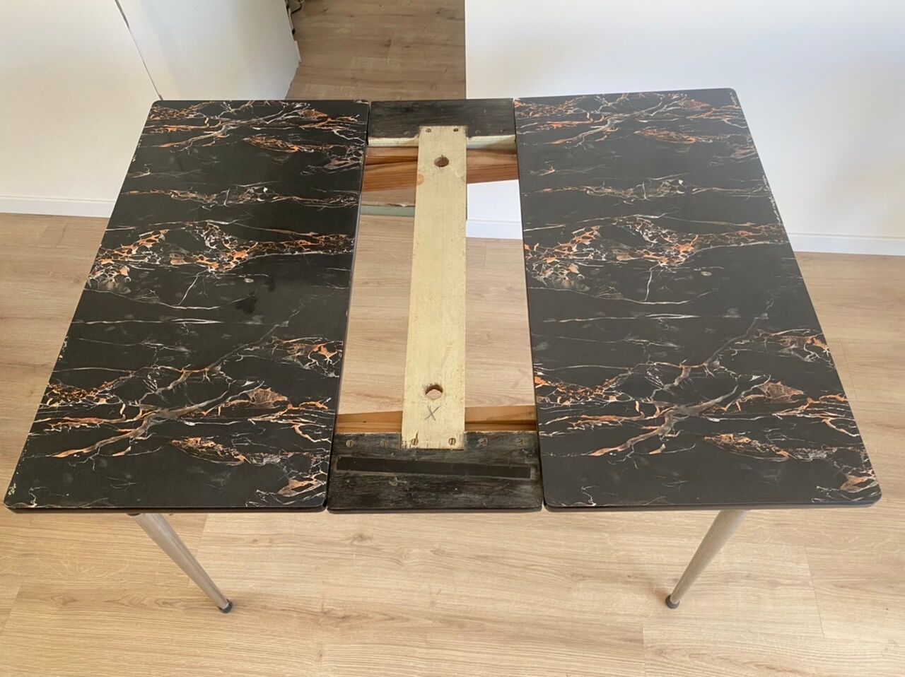 Extendable table + 4 marbled formica chairs