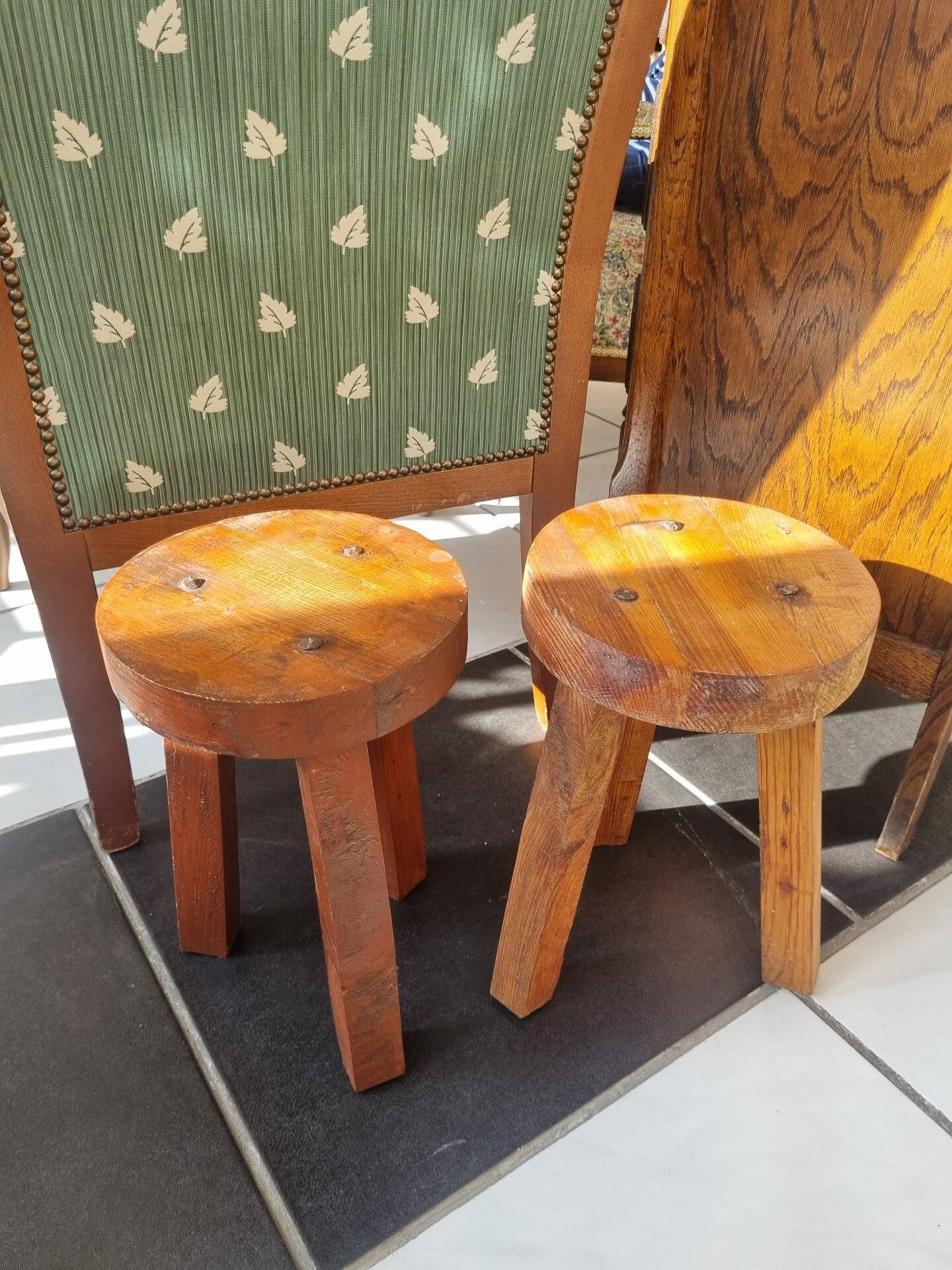 Lot 2 tabourets bois arts and crafts