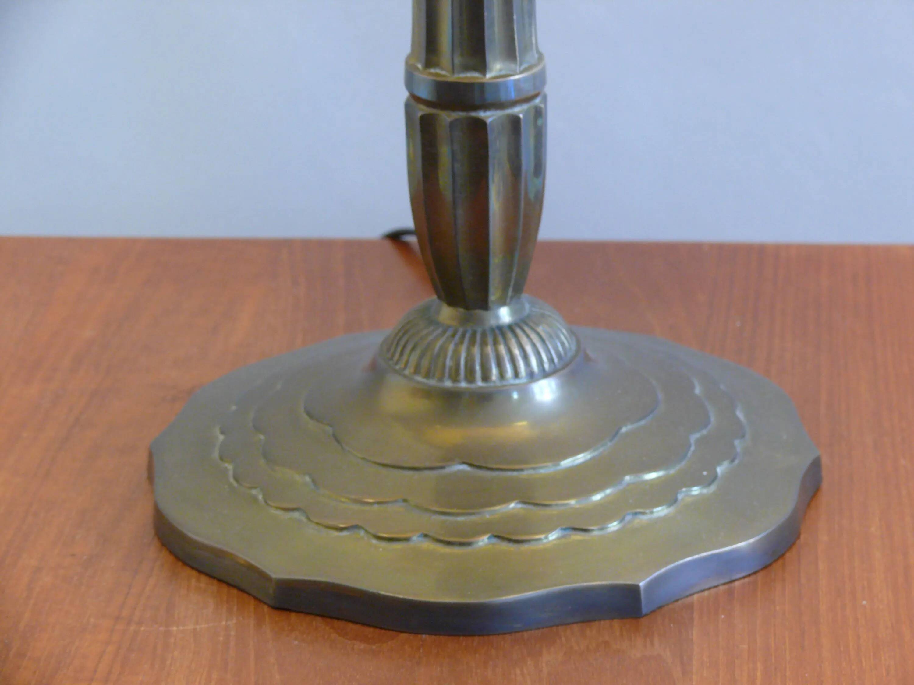 Lampe de table Muller Frères, France, avec pied en laiton et abat-jour en pâte de verre, style Art déco vers 1930