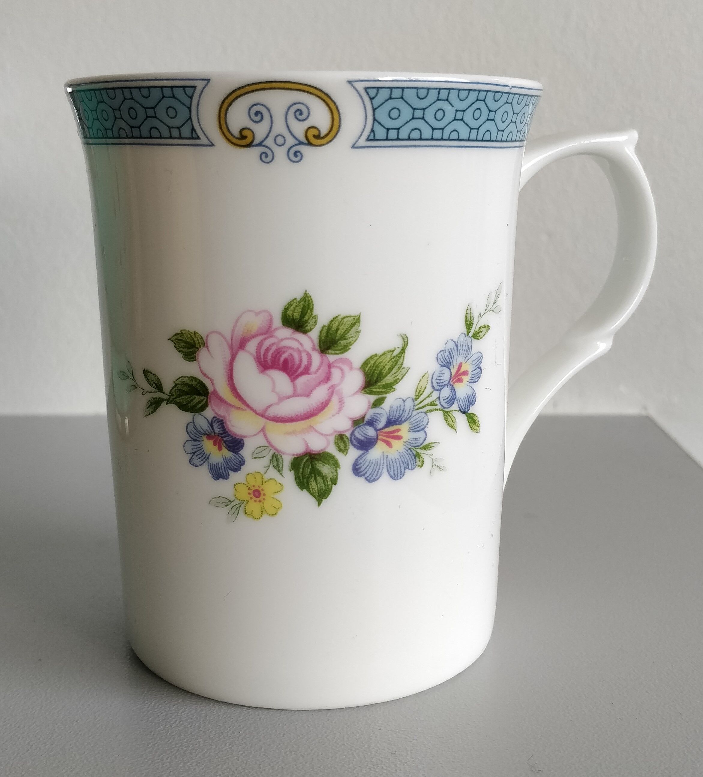 Mug in fine english porcelain windsor- very good condition.
