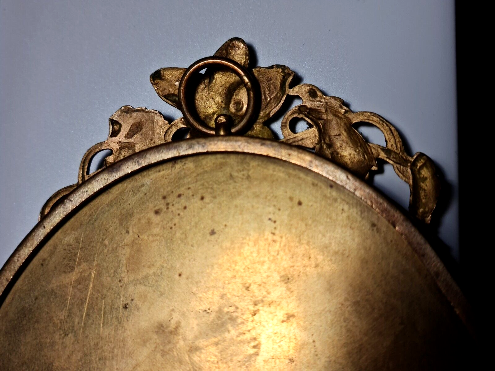 Miroir biseauté face à main ou à suspendre bronze vers 1900 SB152