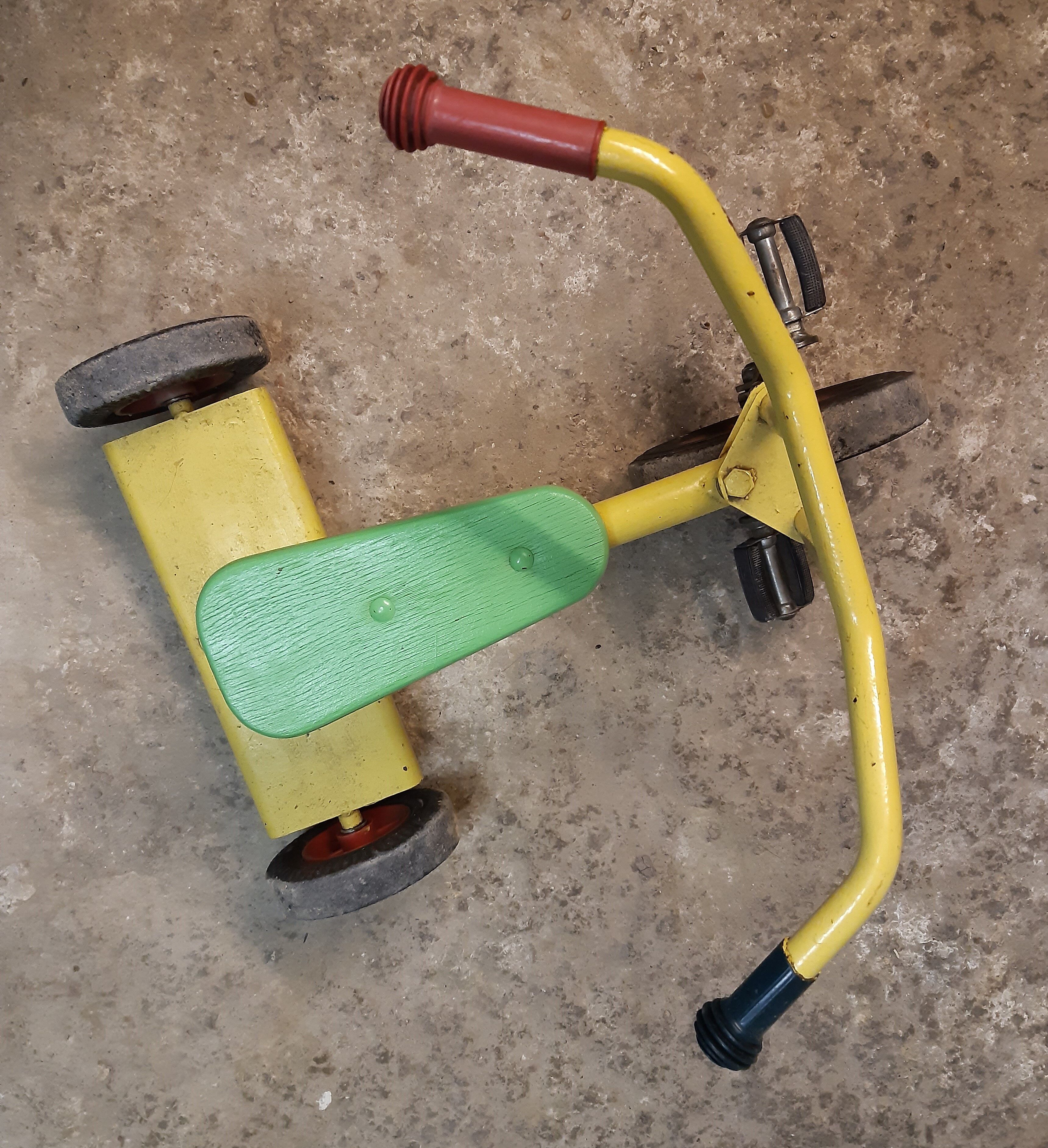 Tricycle 2-4 ans d'école vintage