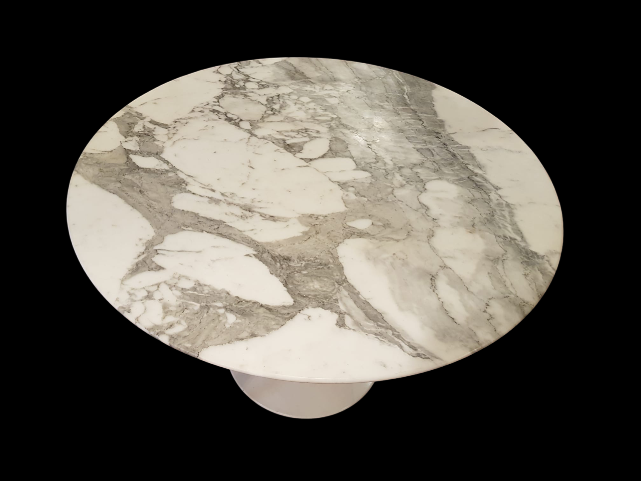 Marble tulip round table by eero saarinen