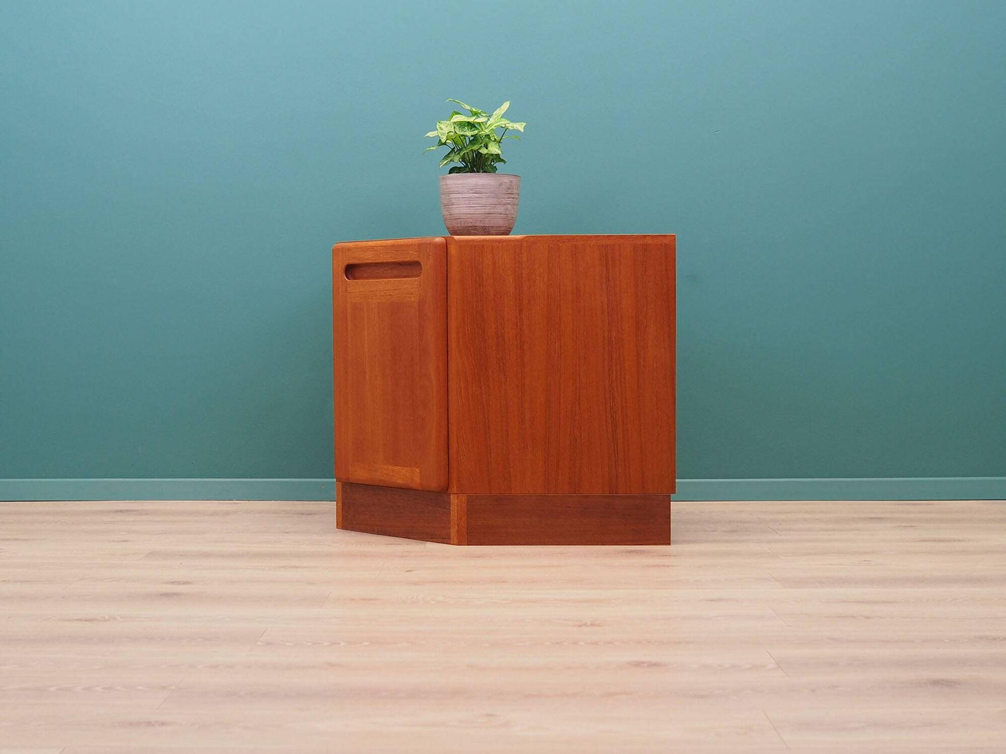 Cabinet en teck, design danois, années 1970, production : Danemark