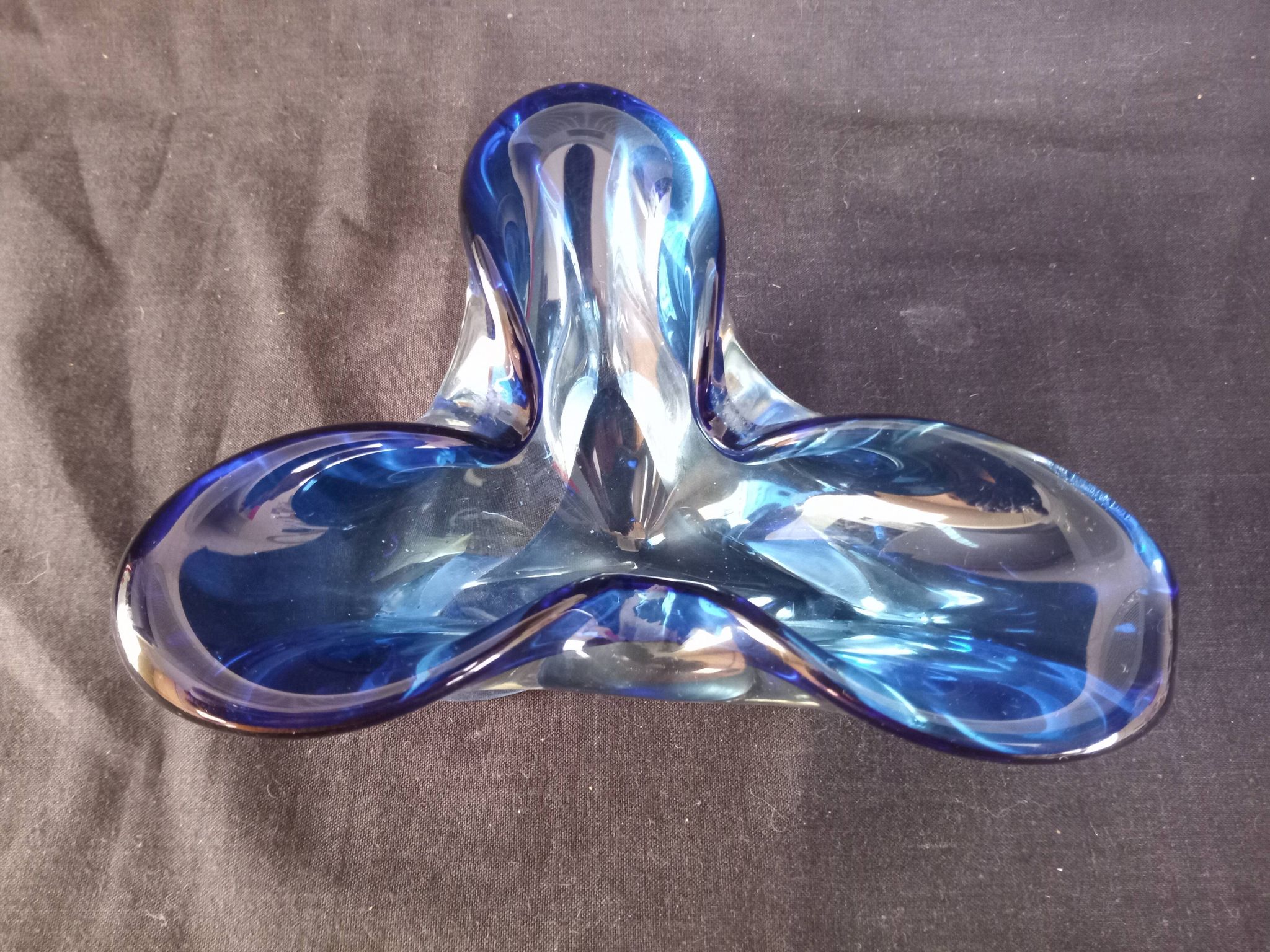 Trilobed ashtray in blue crystal